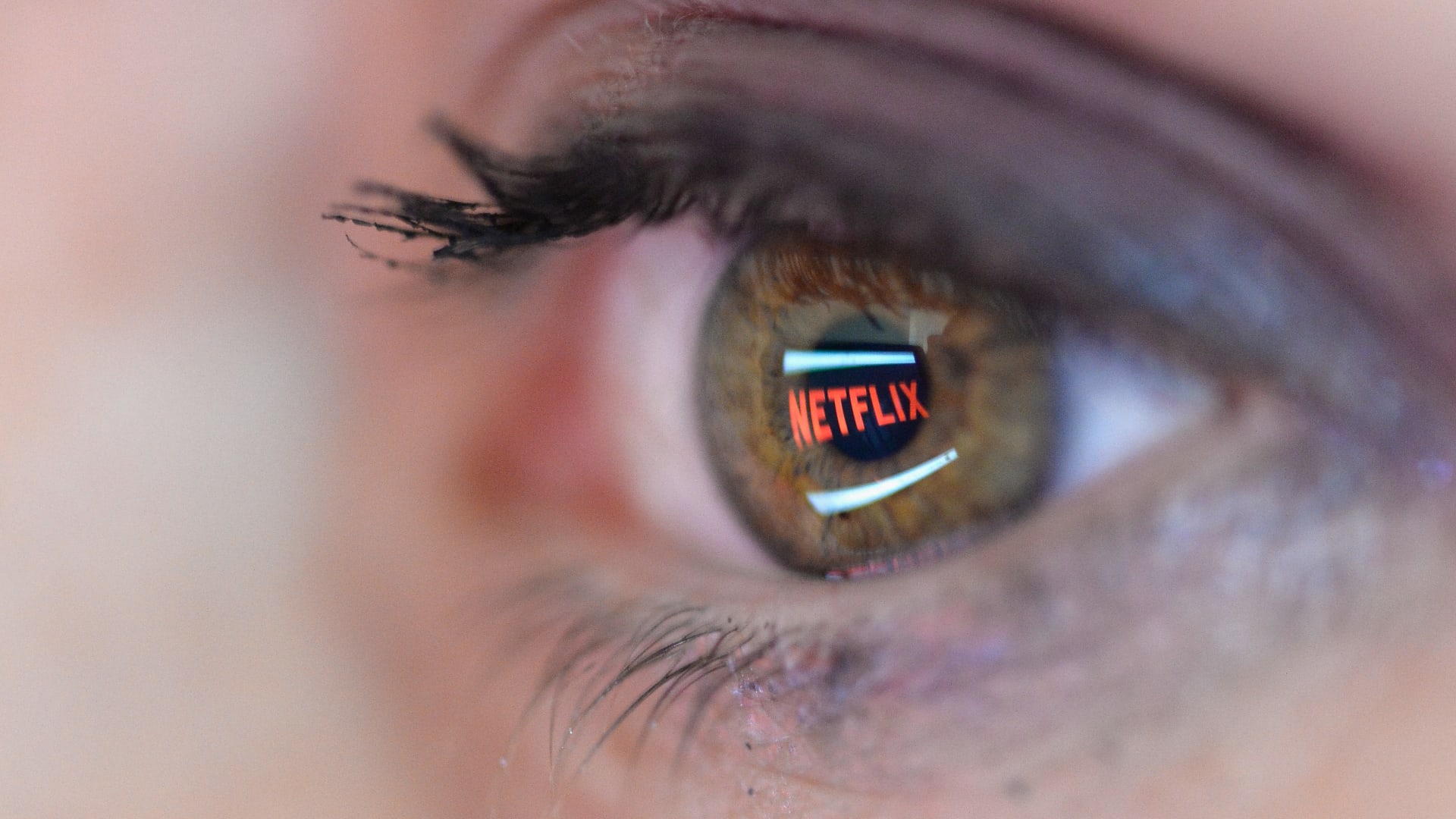 صورة توضيحية  ينعكس فيها شعار Netflix في عين امرأة