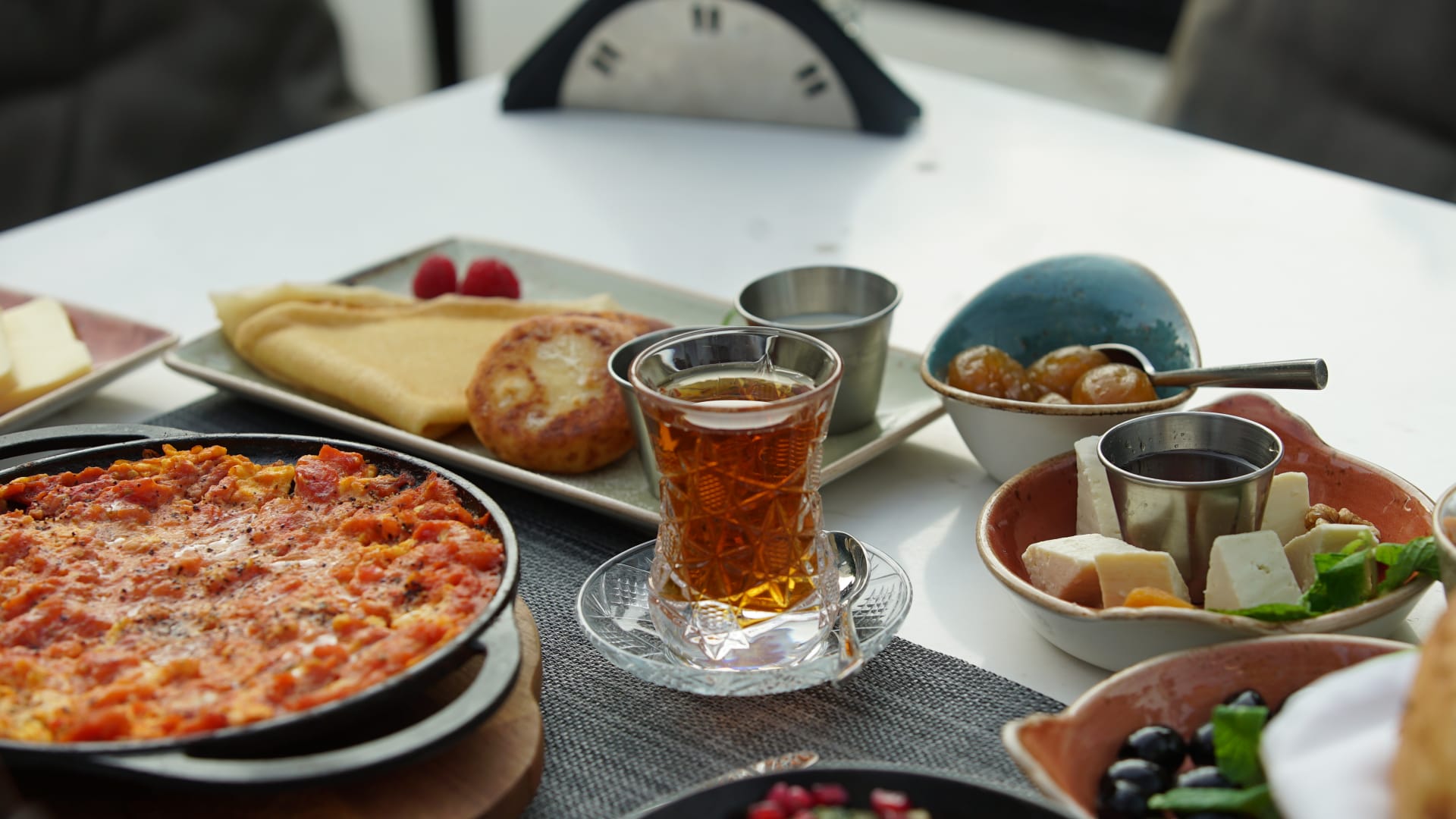 تتكون من أكثر من 10 أطباق.. إليك وجبة إفطار على الطريقة الأذربيجانية