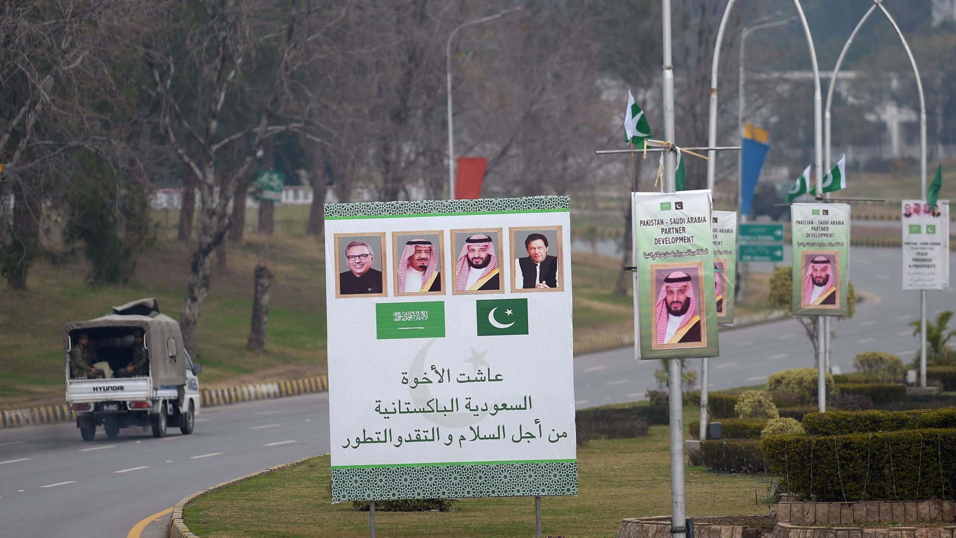 لافتات ترحيبية بزيارة ولي عهد السعودية لباكستان 