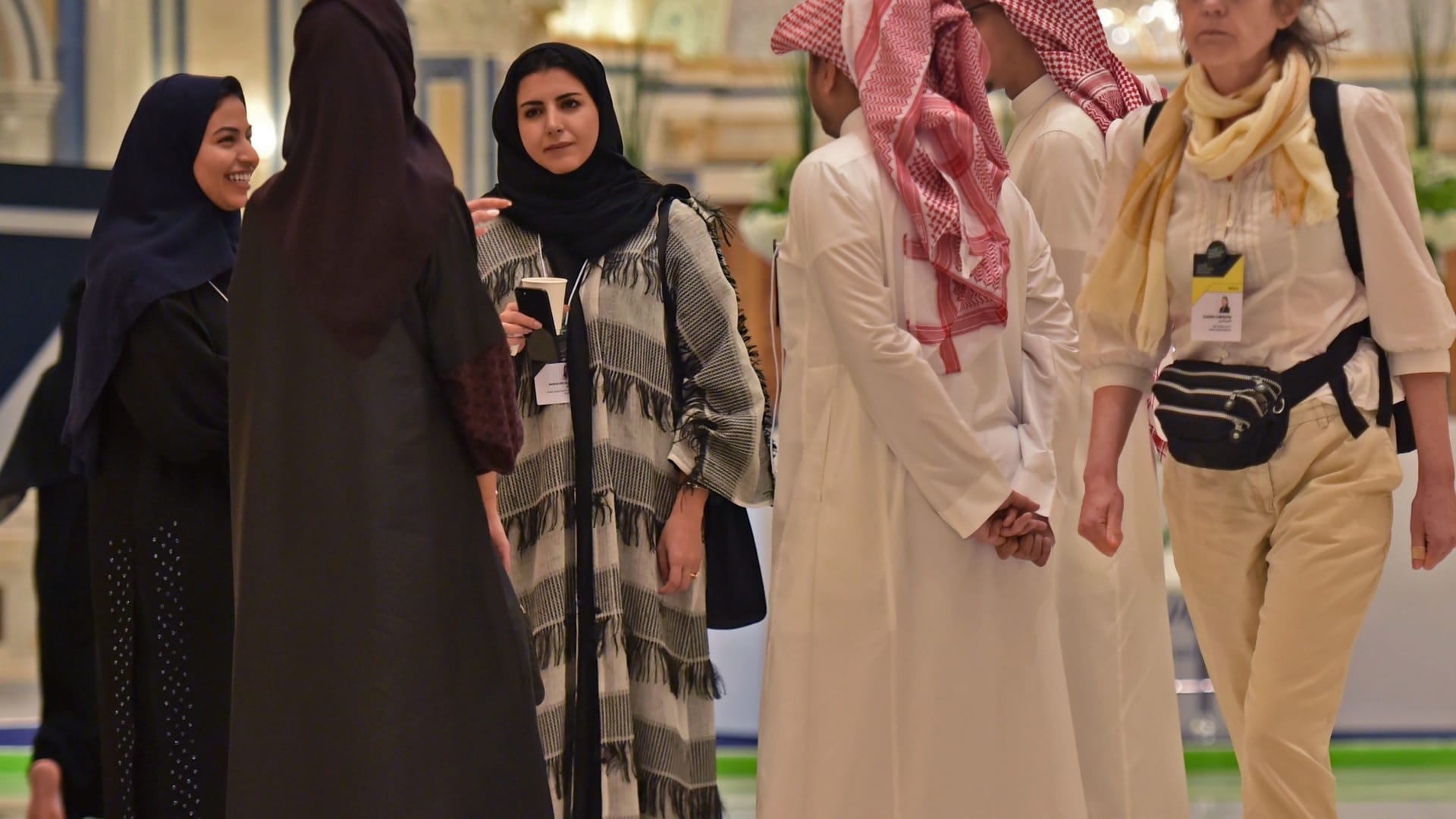 السعودية تؤكد استمرار برامج توطين مواطنيها في المِهن بعد جدل حول إلغائها