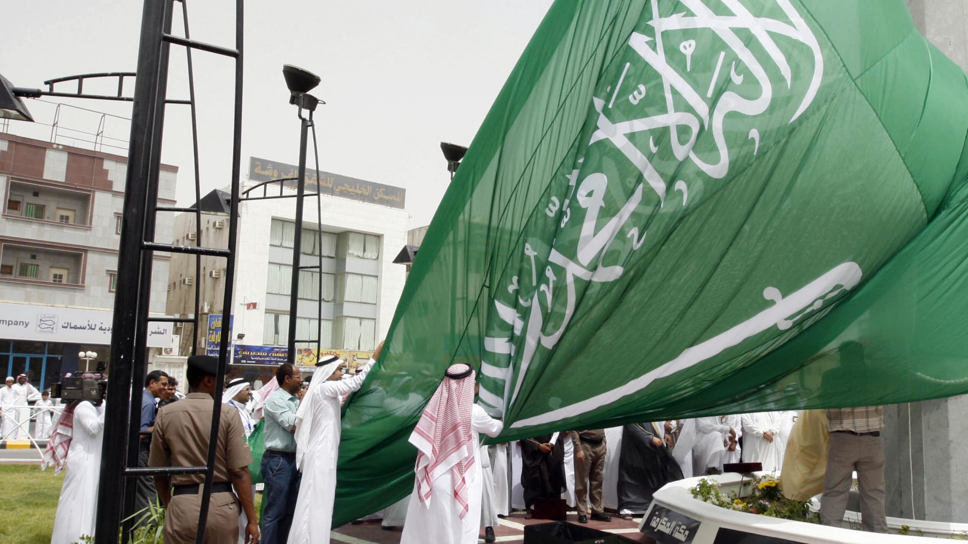 صورة ارشيفية لسعوديين يرفعون علما المملكة العام 2008