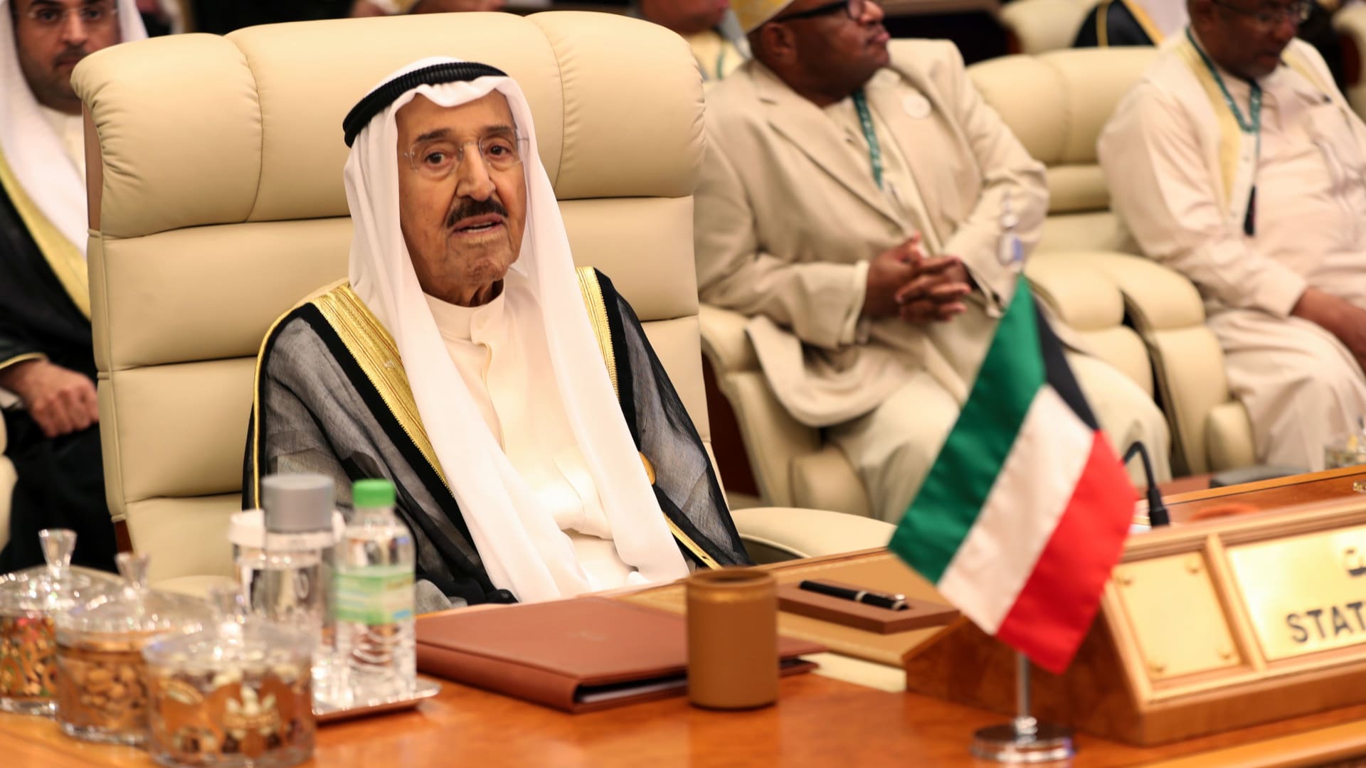 ماذا قال أمير الكويت لسلطان عُمان لدى تعزيته بوفاة قابوس بن سعيد؟