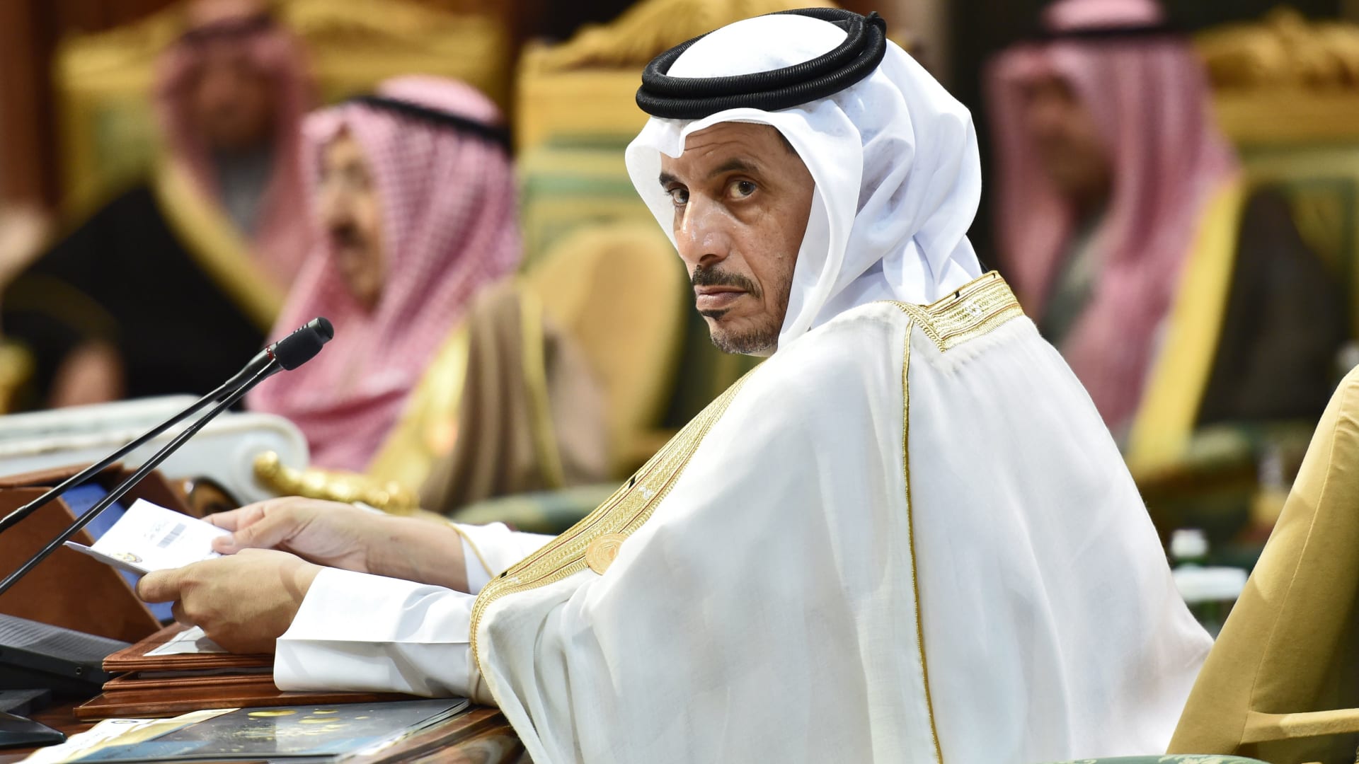 بعد تضارب حول استقالة رئيس الوزراء القطري.. والد أمير قطر يزوره في منزله