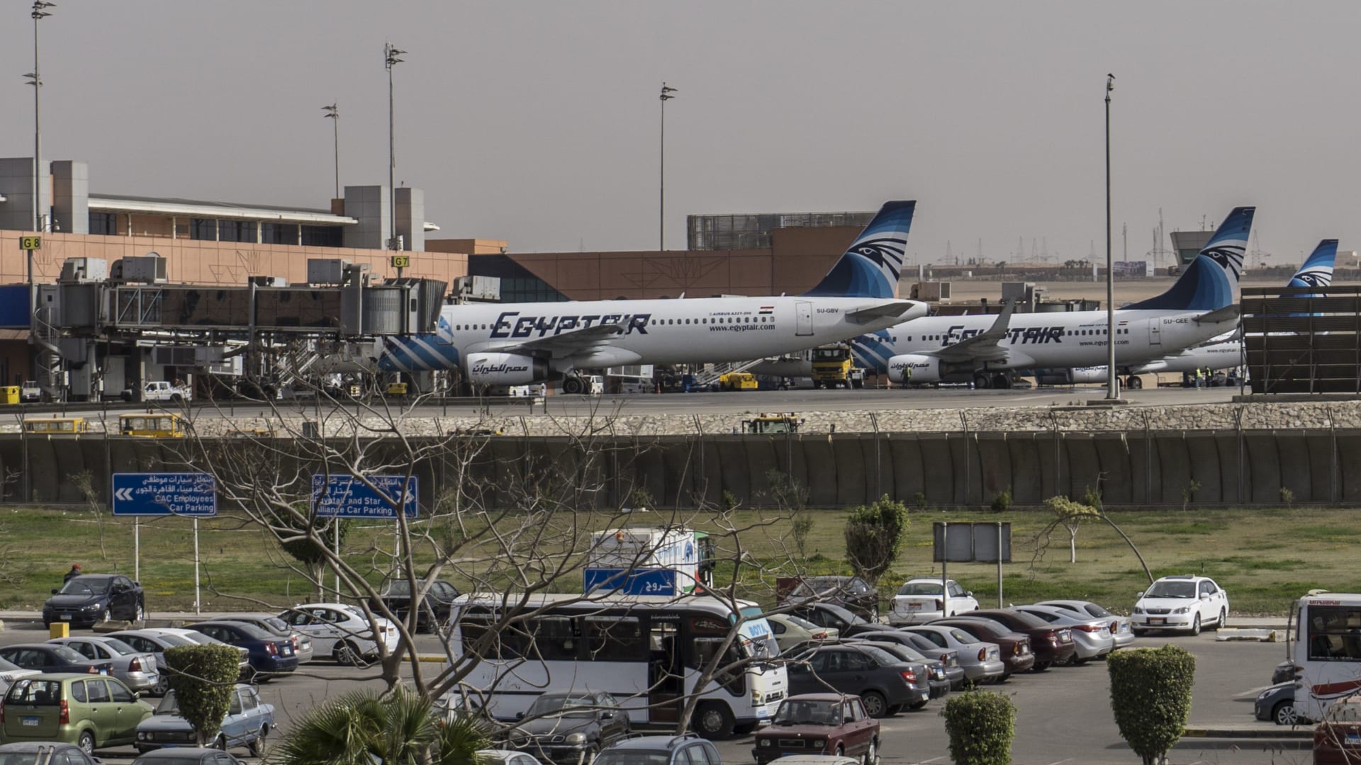 مصر للطيران تلغي تأشيرات العمرة.. و"الحج السعودية" توضح كيفية الإجراءات لمن حصل عليها  