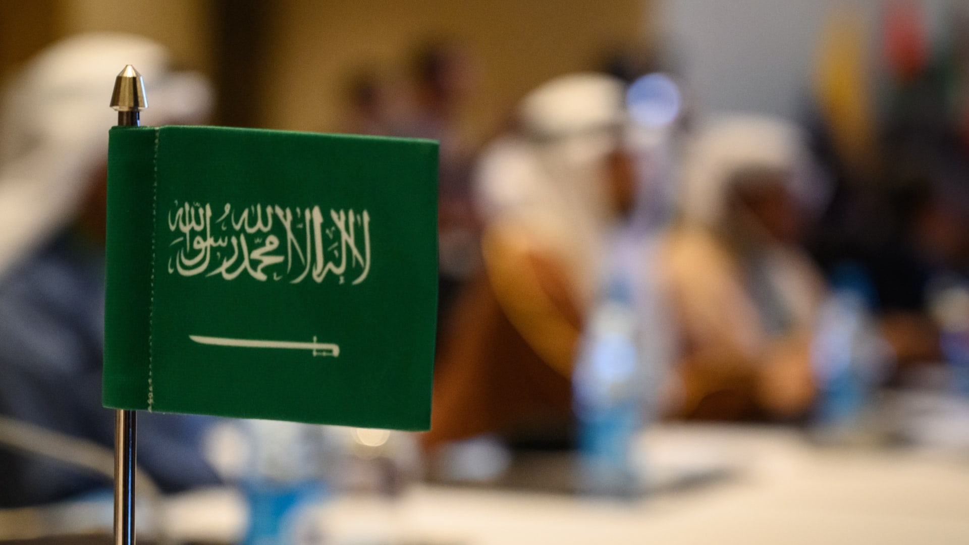 صورة ارشيفية لعلم السعودية خلال اجتماع دولي 