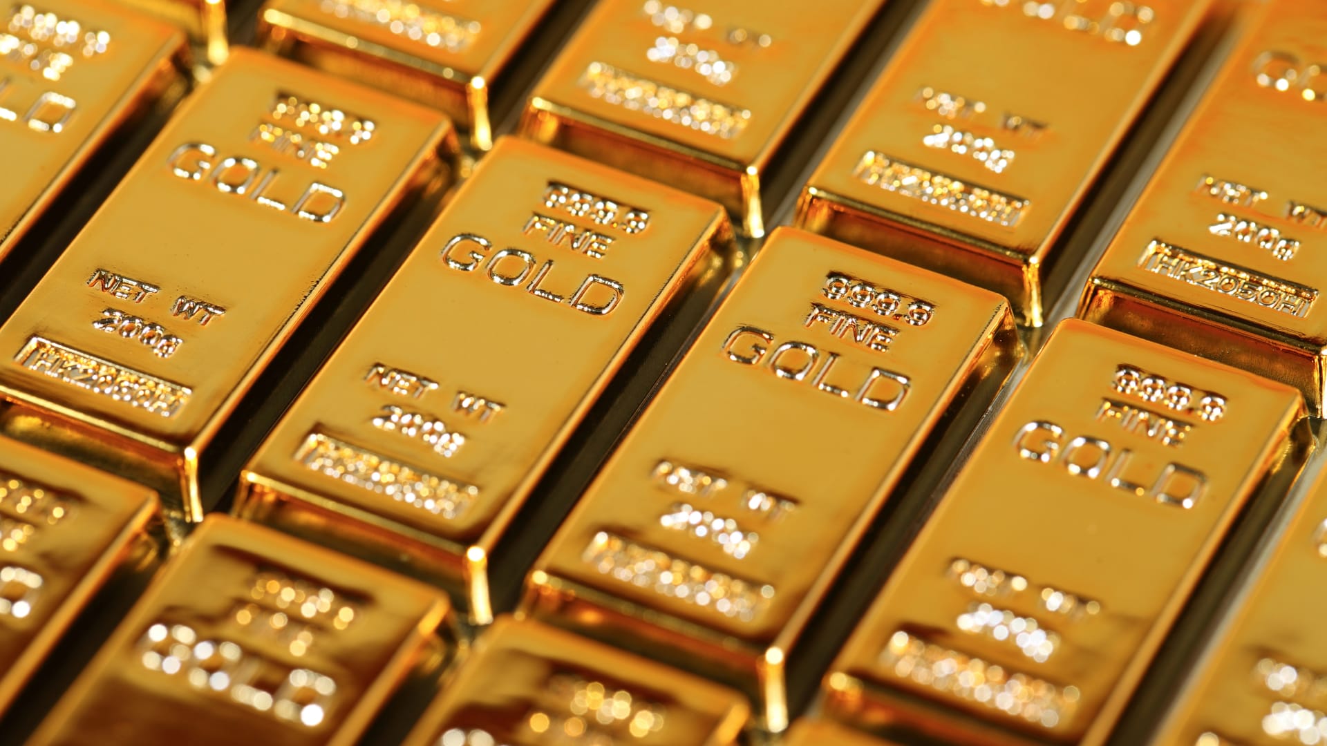 لماذا يلجأ الناس الى شراء الذهب في أوقات الأزمات؟