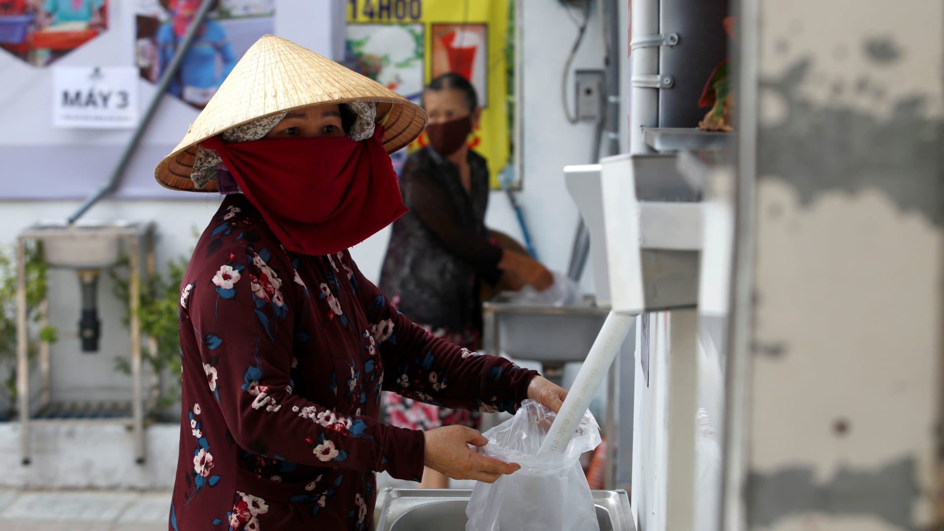 أجهزة "صراف آلي للأرز" للعاطلين عن العمل في فيتنام بسبب كورونا