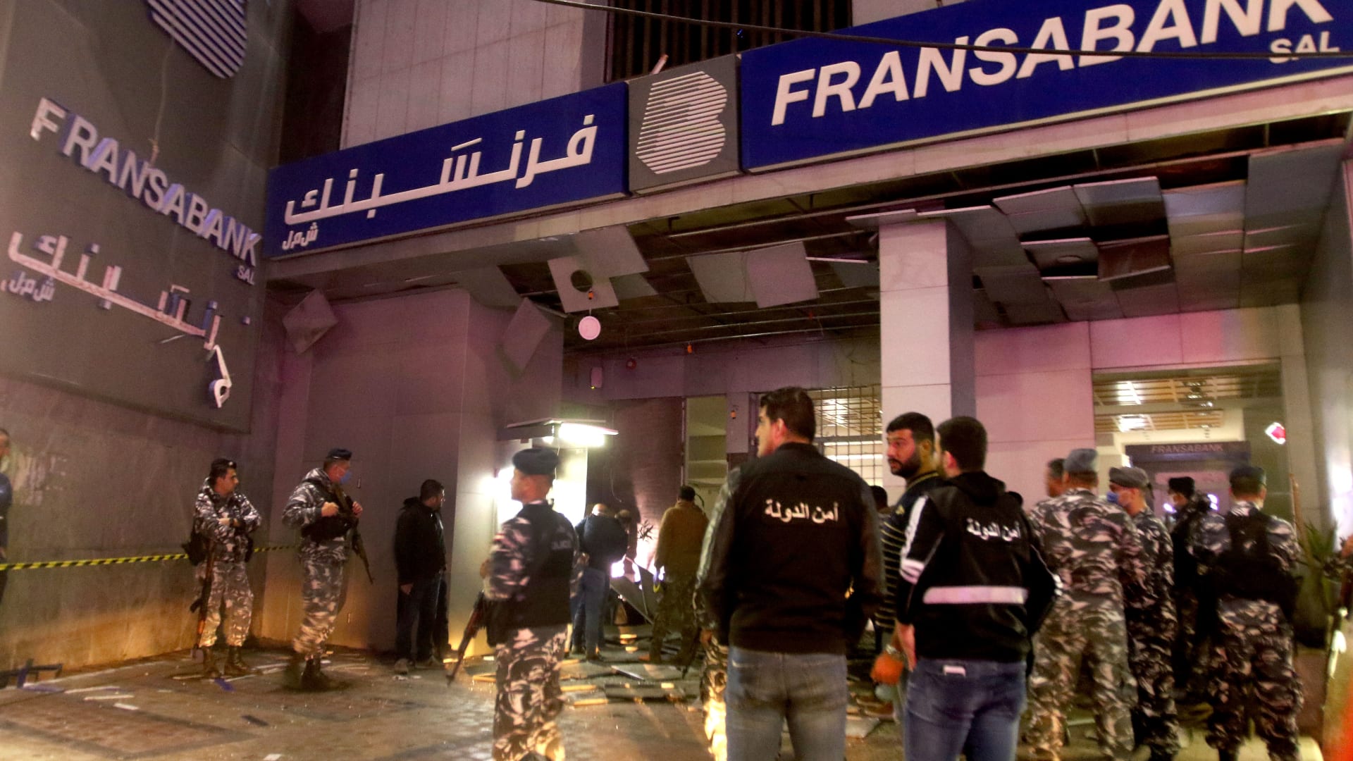 لبنان: انفجار قنبلة يستهدف بنكًا.. وكتابة "أنتم بخطر" على واجهات مصارف صيدا