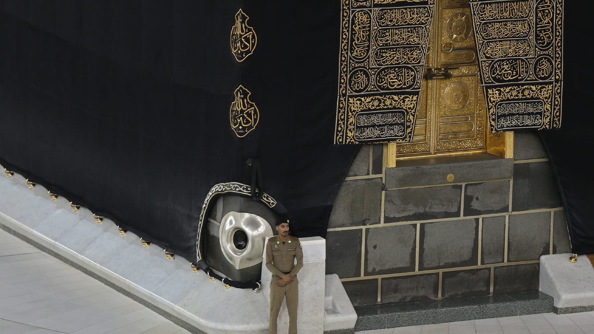 طريقة نقل قطع من الحجر الأسود من مكة إلى إسطنبول توضيح تركي رسمي يغضب مغردين سعوديين Cnn Arabic