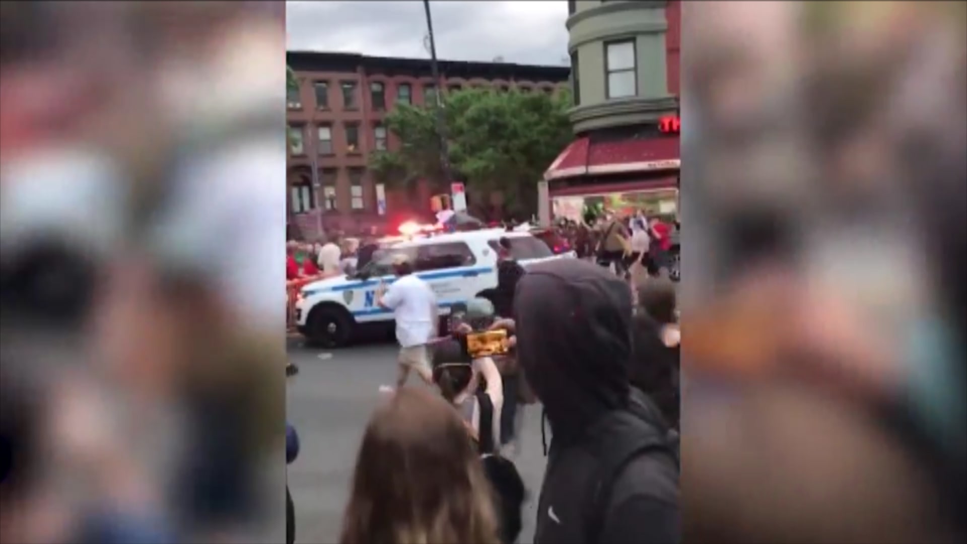 فيديو يظهر لحظة اصطدام سيارة شرطة بمتظاهرين في نيويورك