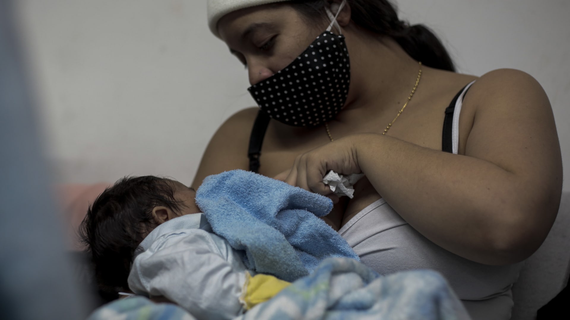 الصحة العالمية تنصح الأمهات المصابات بكورونا بمواصلة الرضاعة الطبيعية لأطفالهن