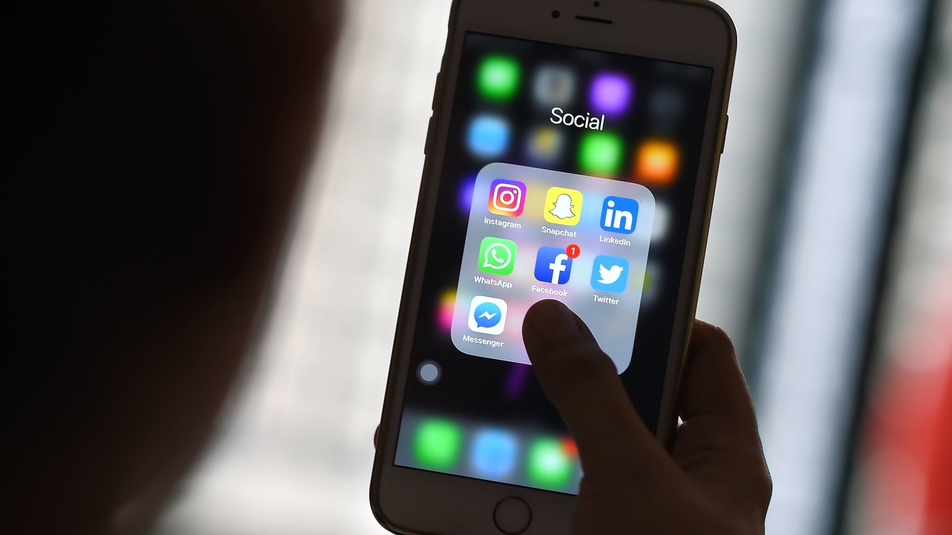 ضبط شبكة بيع أطفال رضع على الإنترنت في إيران.. وفيسبوك تحقق