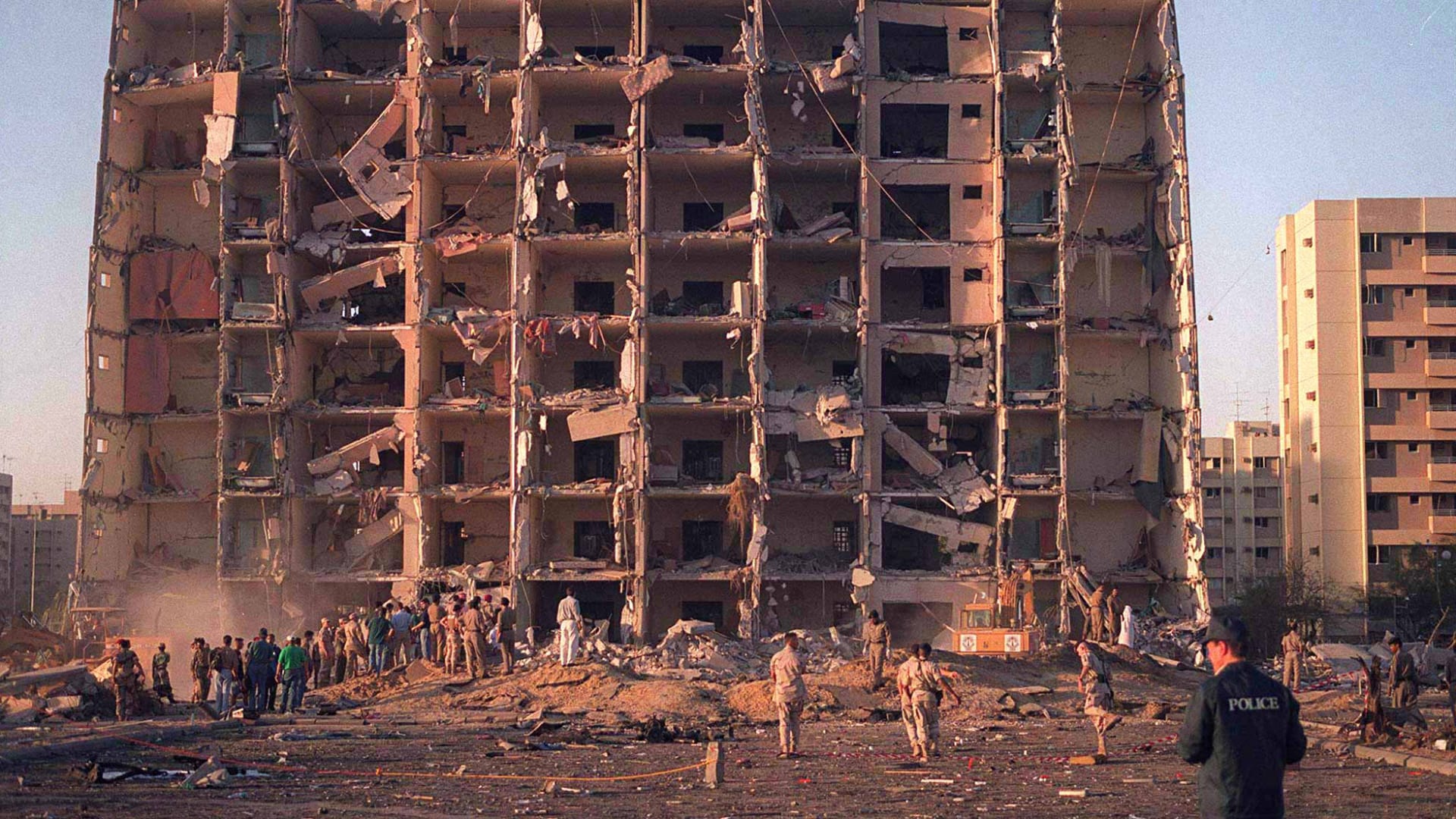 صورة ارشيفية لآثار الهجوم على أبراج الخبر في السعودية العام 1996