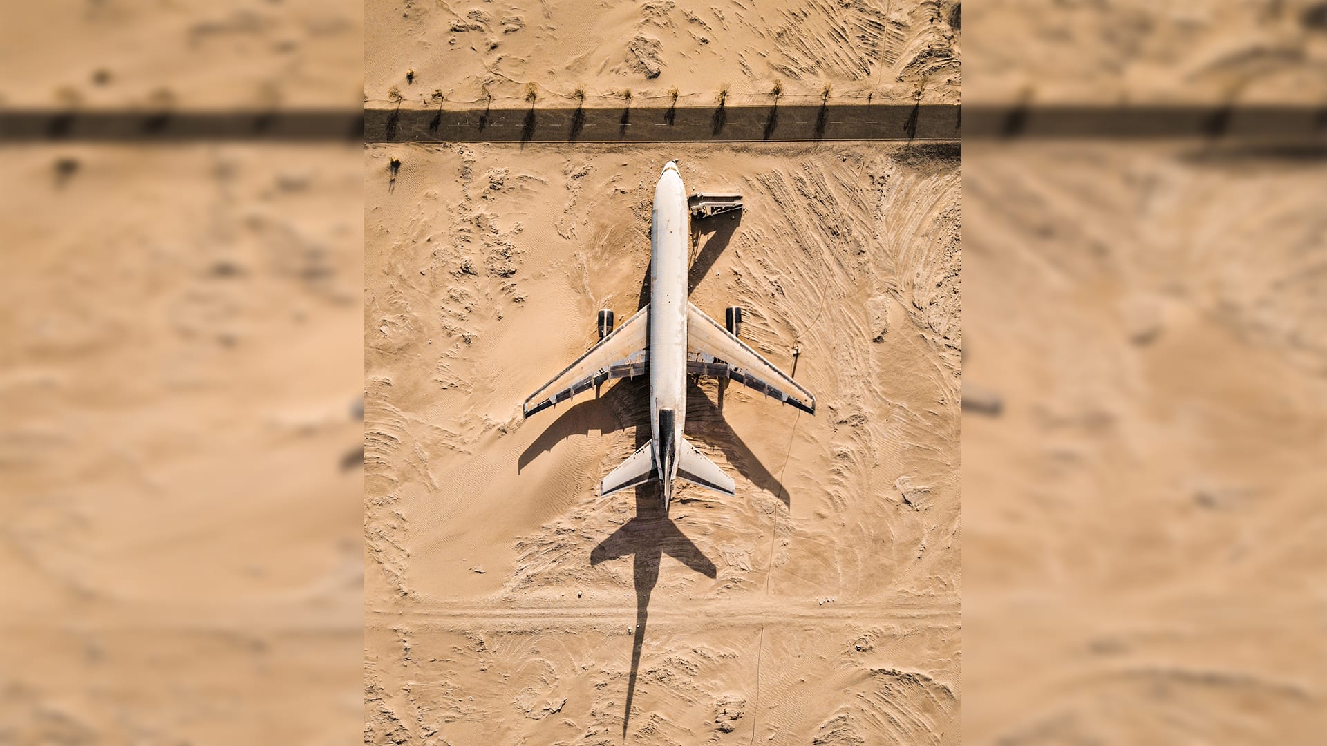 ليست محض سراب..ما حقيقة هذه الطائرة المهجورة وسط صحراء أبوظبي؟