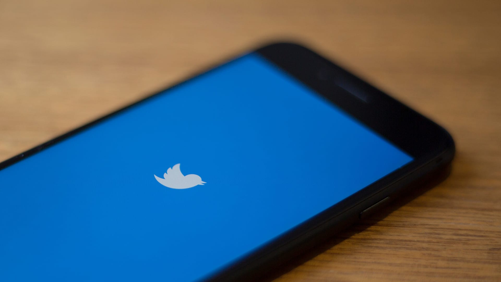 السلطات الأمريكية: مراهق يقف وراء الاختراق الكبير لحسابات مشاهير تويتر