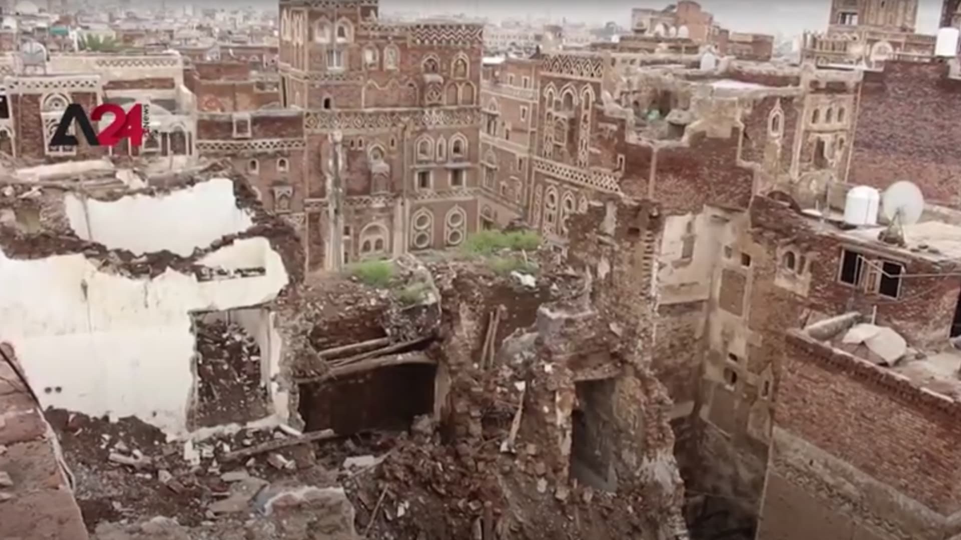 شاهد.. انهيار منازل تاريخية في صنعاء ومخاوف من انهيار آلاف المباني الأخرى