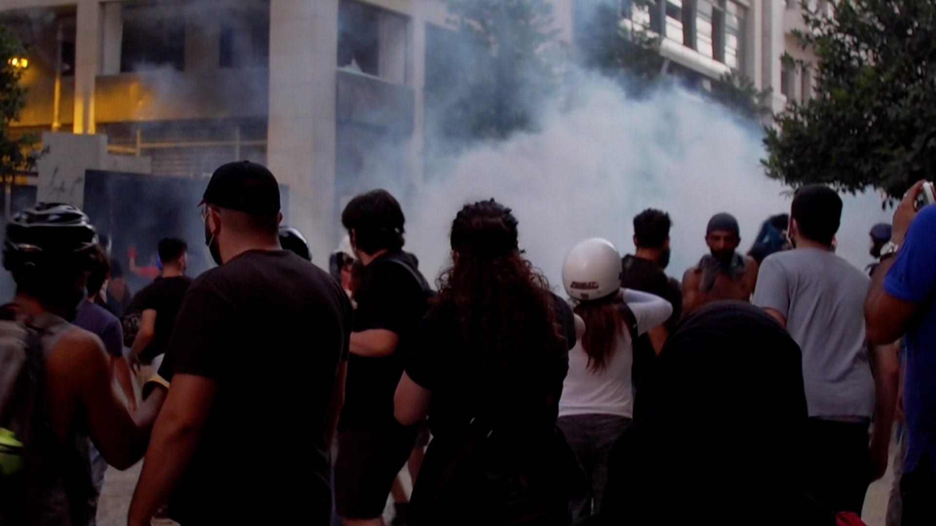 متظاهرو لبنان يستهدفون المبان الحكومية لحمل المسؤولين على الاستقالة
