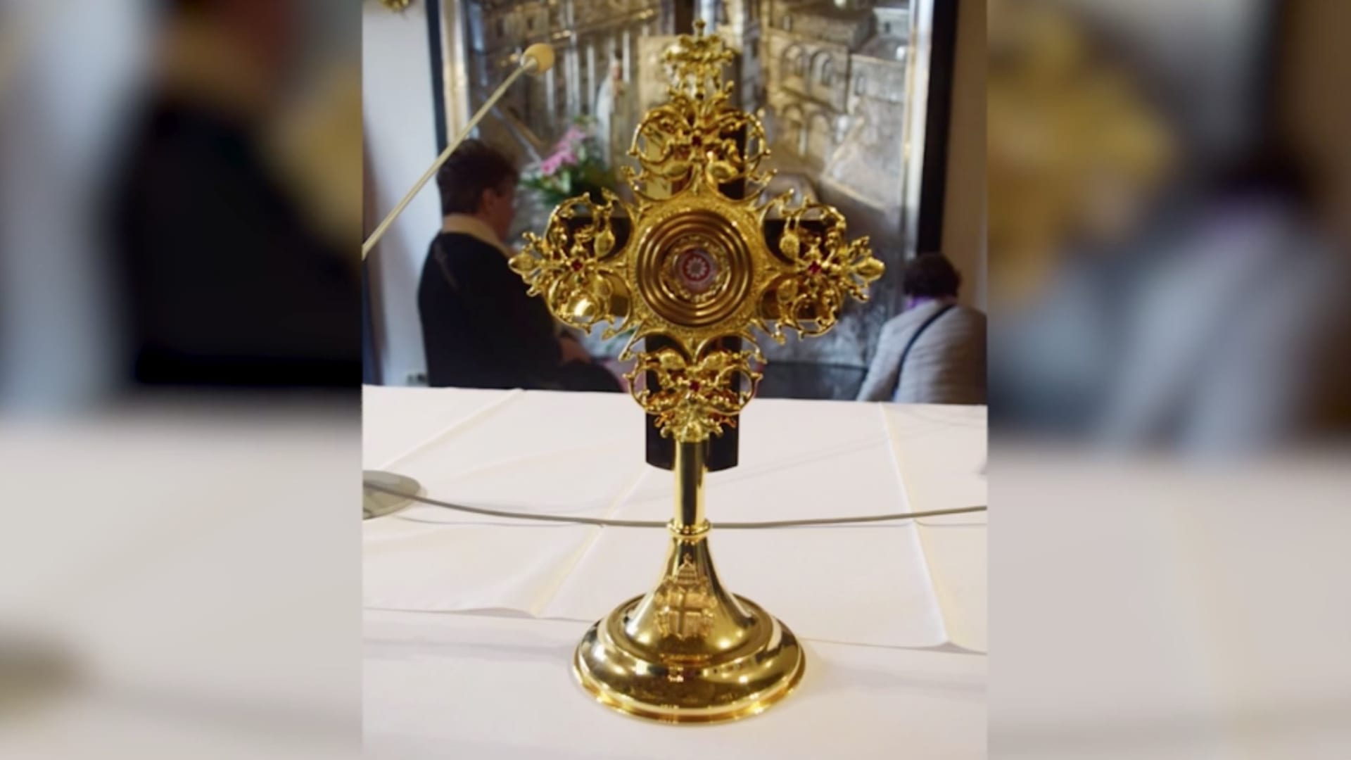 سرقة صليب ذهبي يحتوي على رفات البابا يوحنا بولس الثاني من كنيسة في إيطاليا