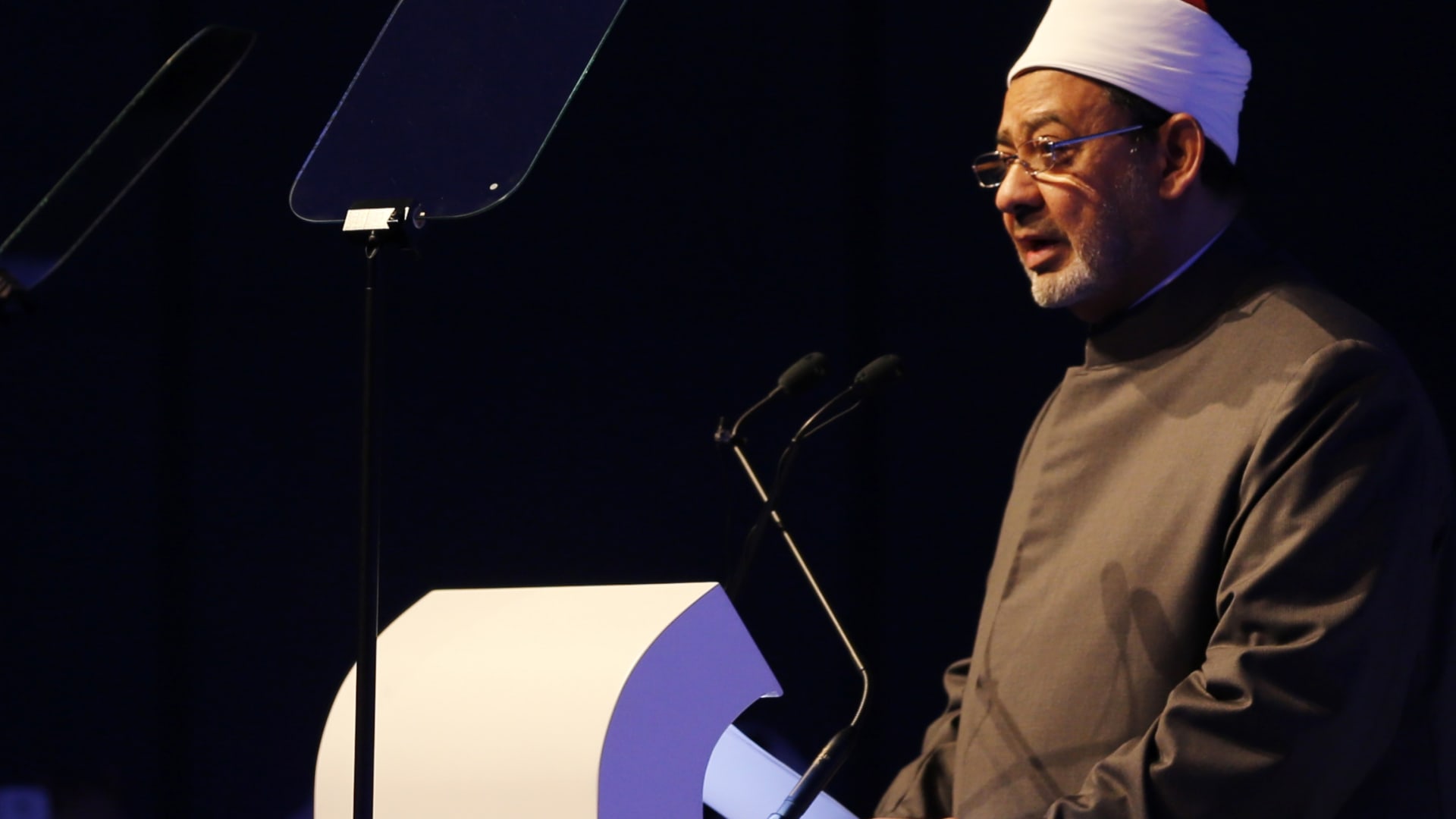 شيخ الأزهر: نرفض الزج بالإسلام والنبي محمد إلى مضاربة سياسية "رخيصة"