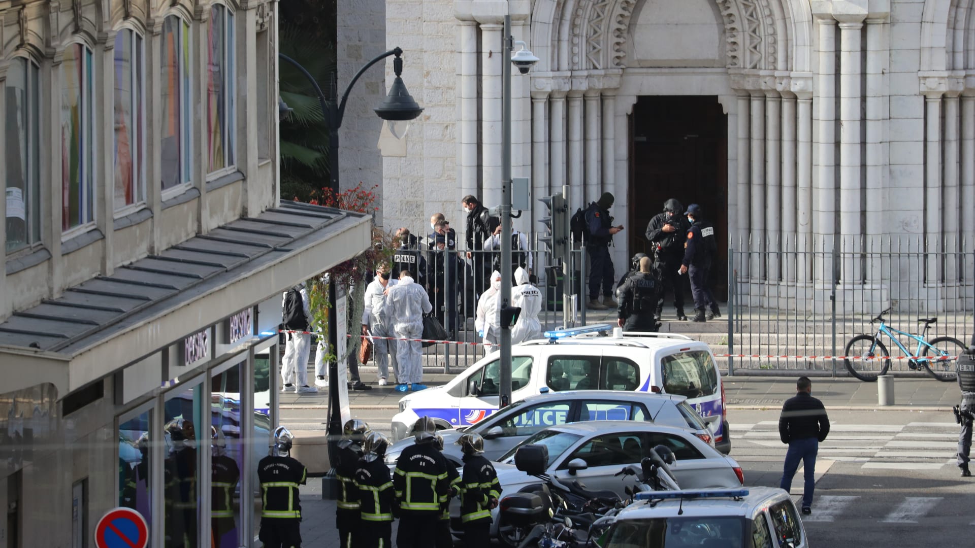 قوات الأمن الفرنسية في موقع الهجوم