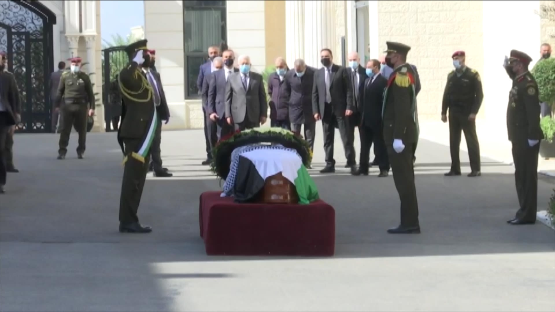 شاهد.. تشييع جثمان صائب عريقات في رام الله