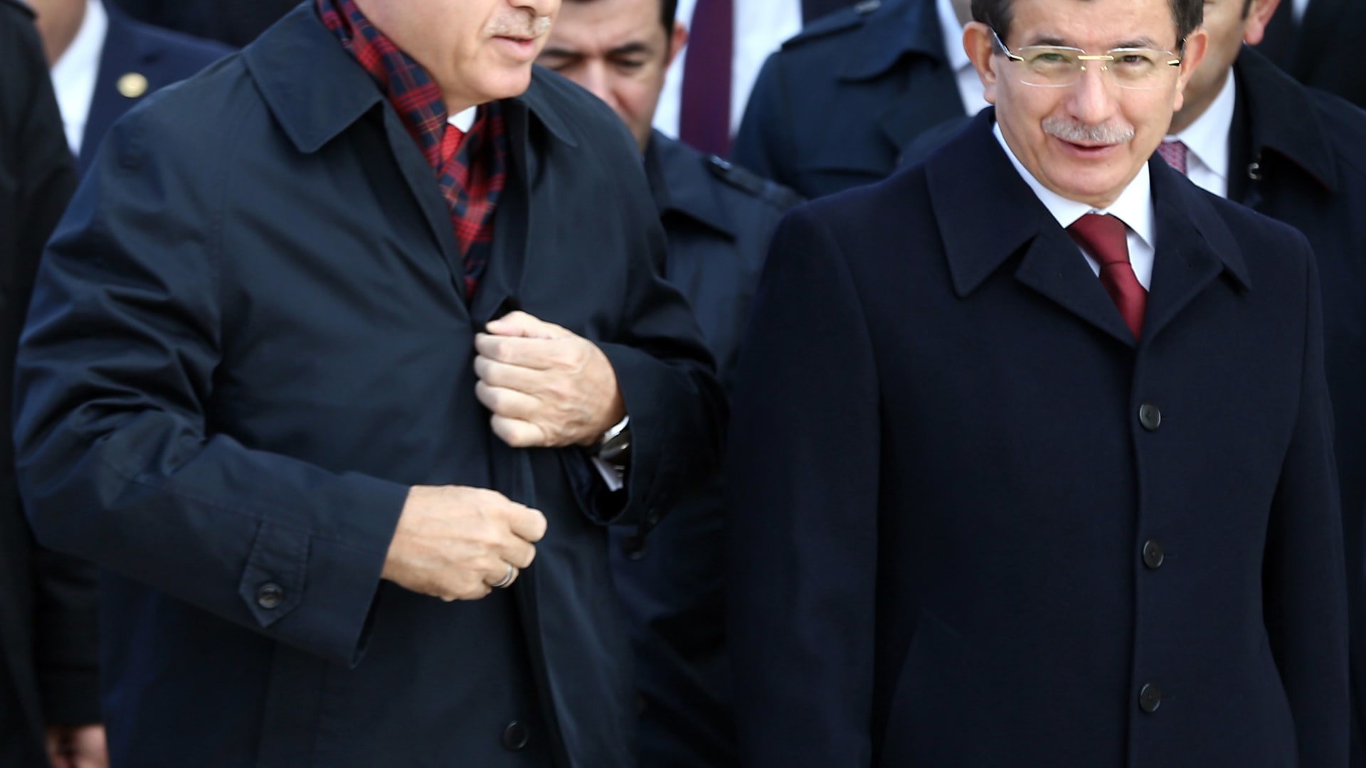 صورة أرشيفية لأحمد داوود أوغلو (يمين) وأردوغان