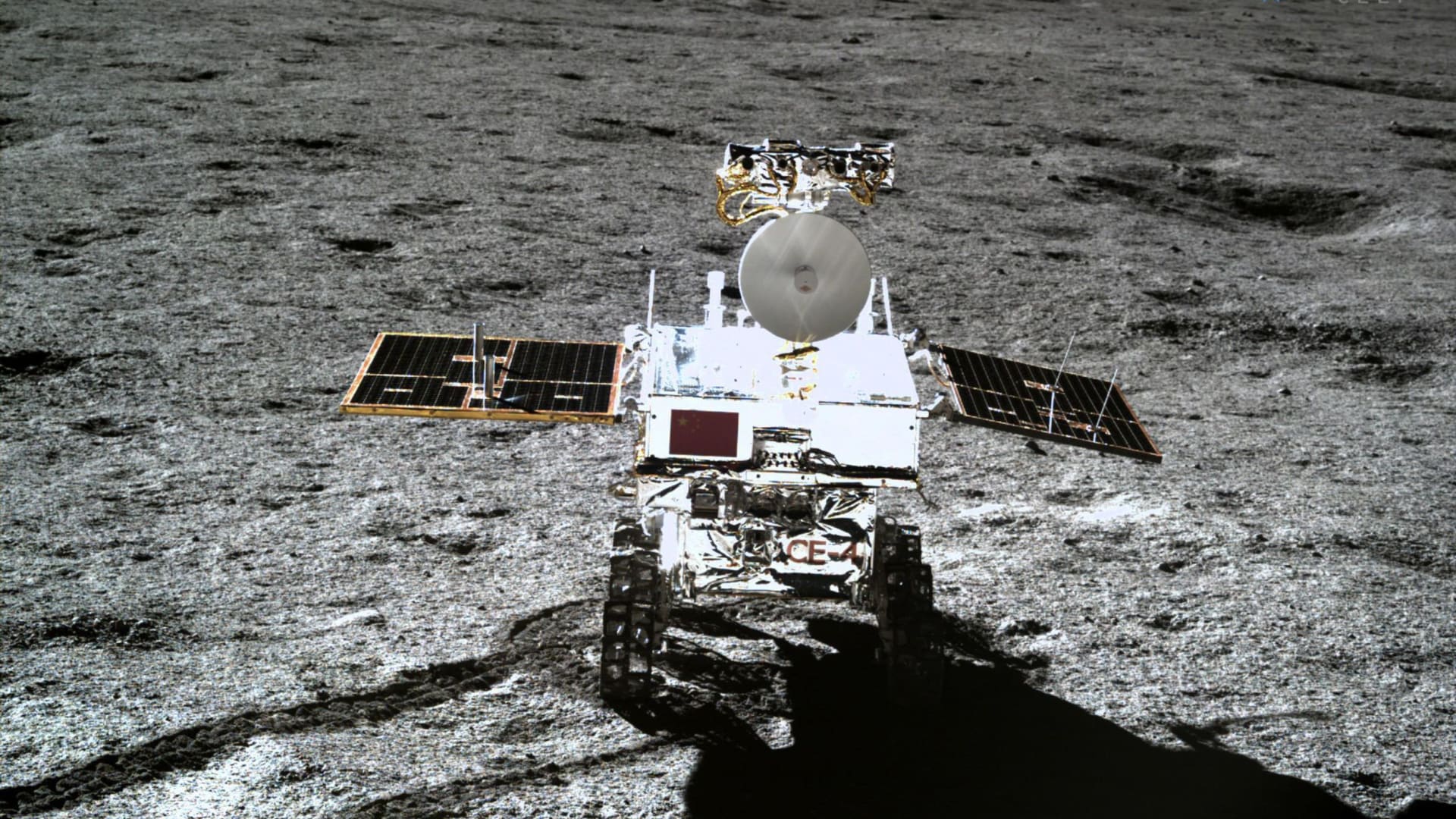 مركبة فضاء صينية تحط على سطح القمر لجمع عينات من ترابه وصخوره