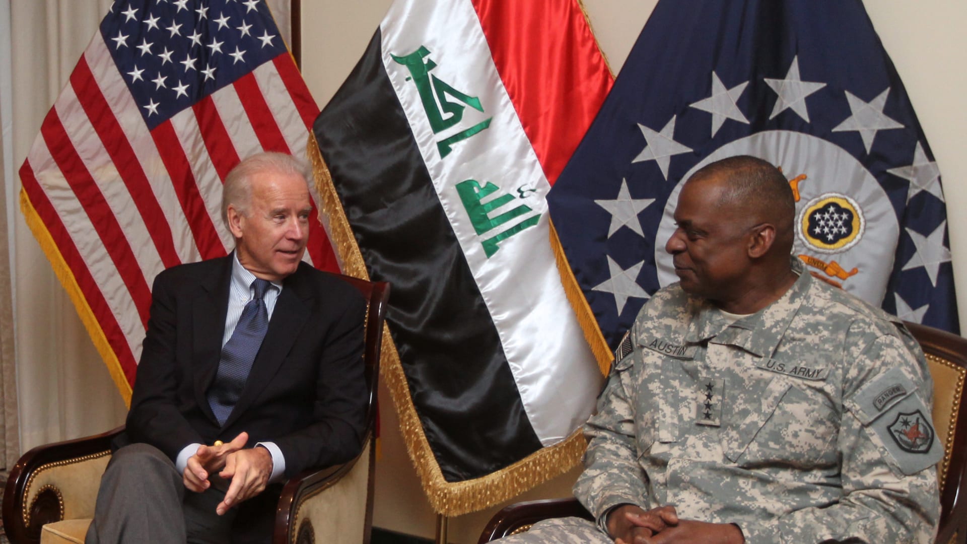 بايدن (يسار) يلتقي أوستن عندما كان قائدا للقوات الأمريكية في العراق العام 2011