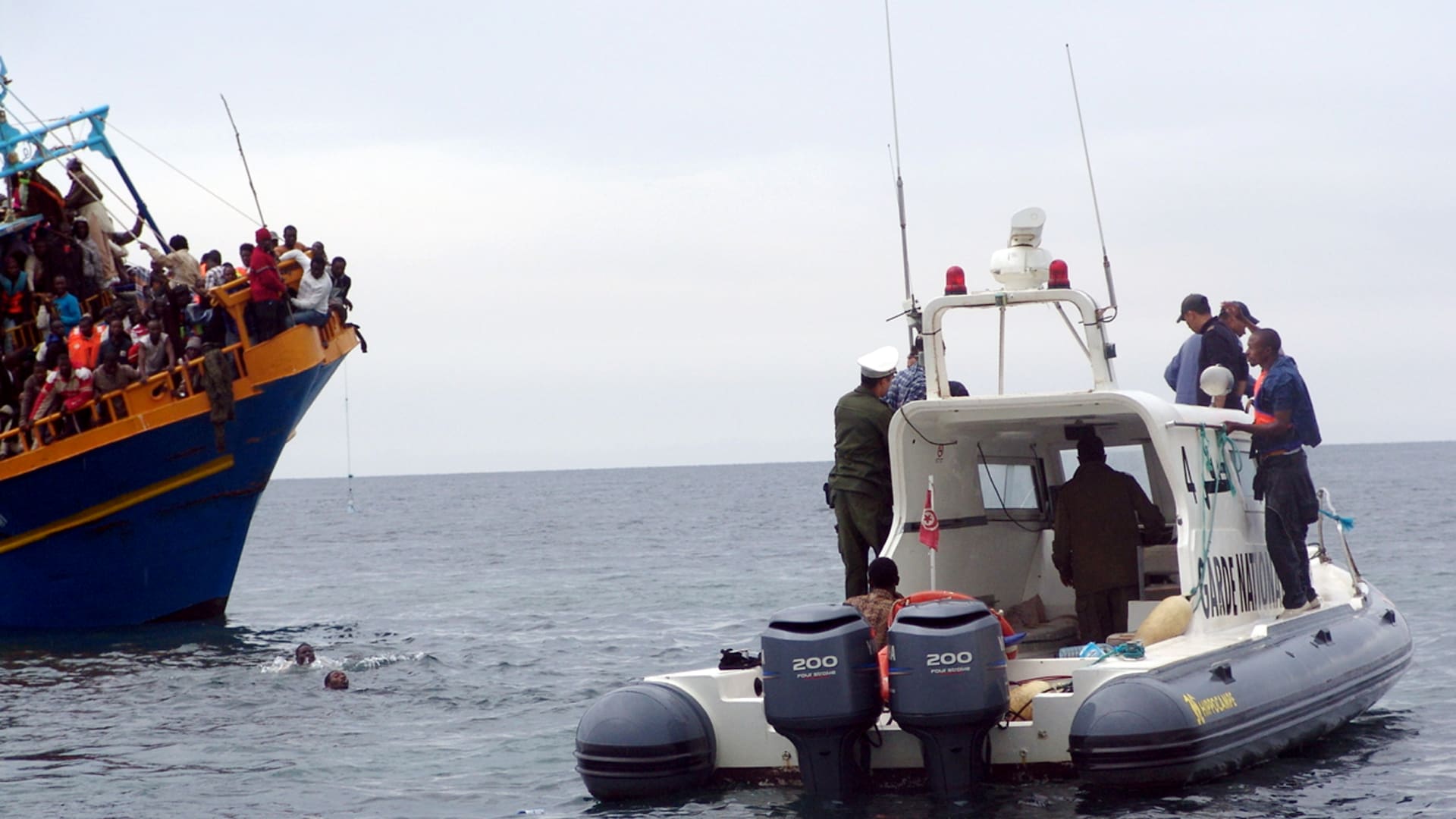 مقتل ما لا يقل عن 20 مهاجراً بعد غرق مركبهم قبالة سواحل تونس
