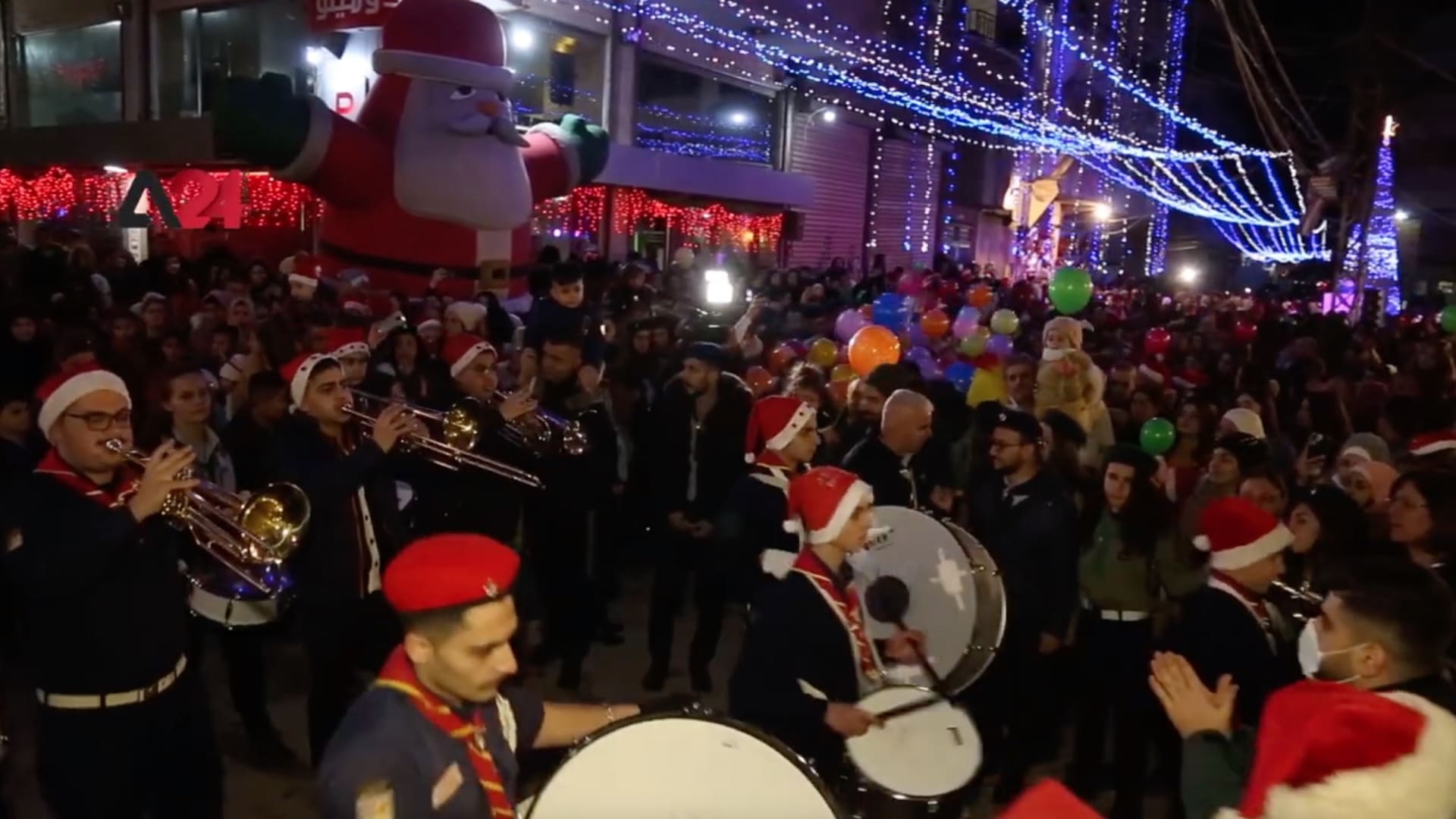 مشاهد من الاحتفالات وإضاءة شجرة عيد الميلاد في مدينة القامشلي