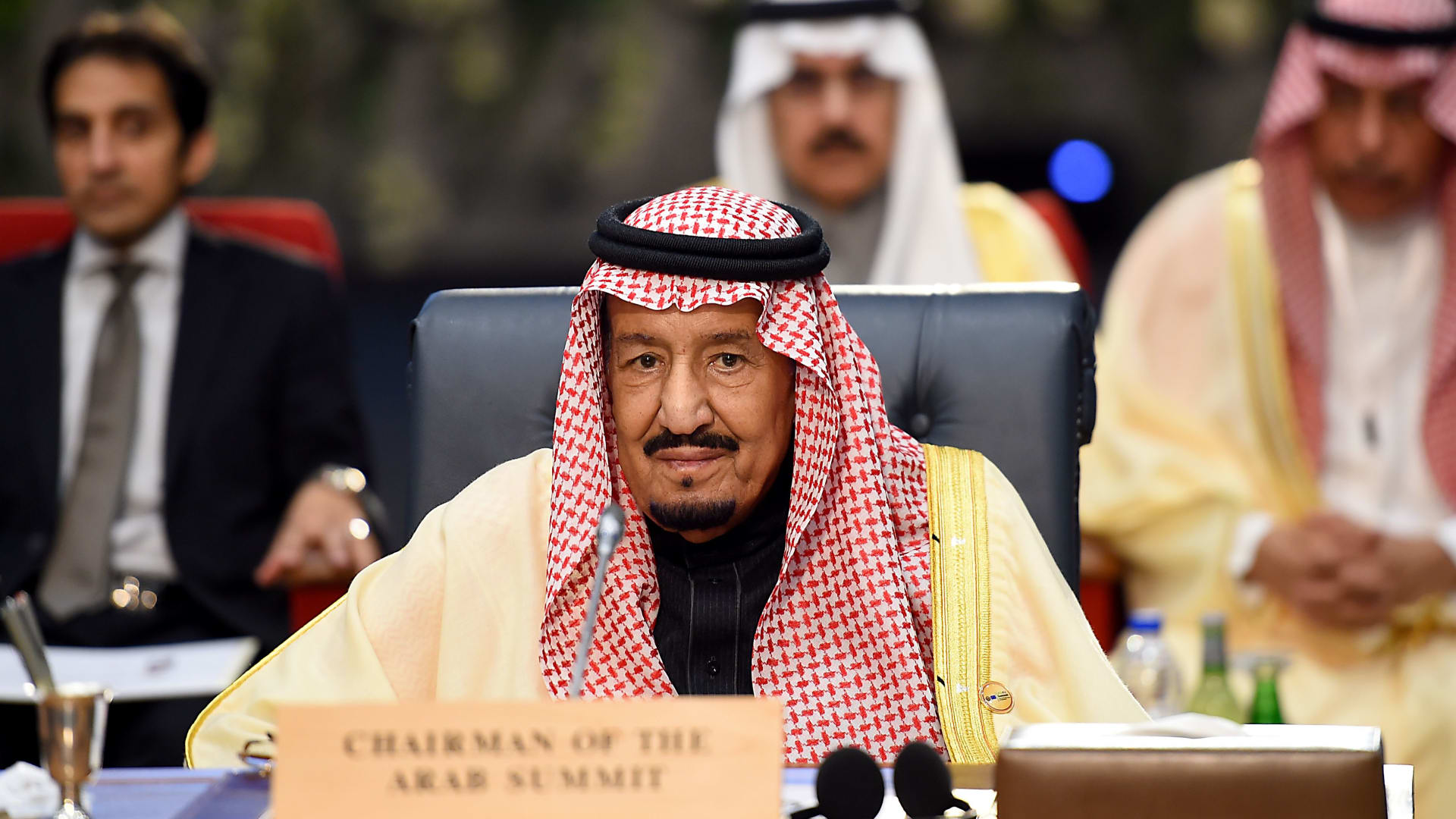 العاهل السعودي يكلَف أمين مجلس التعاون بنقل الدعوات لقادة الخليج لحضور قمة الرياض