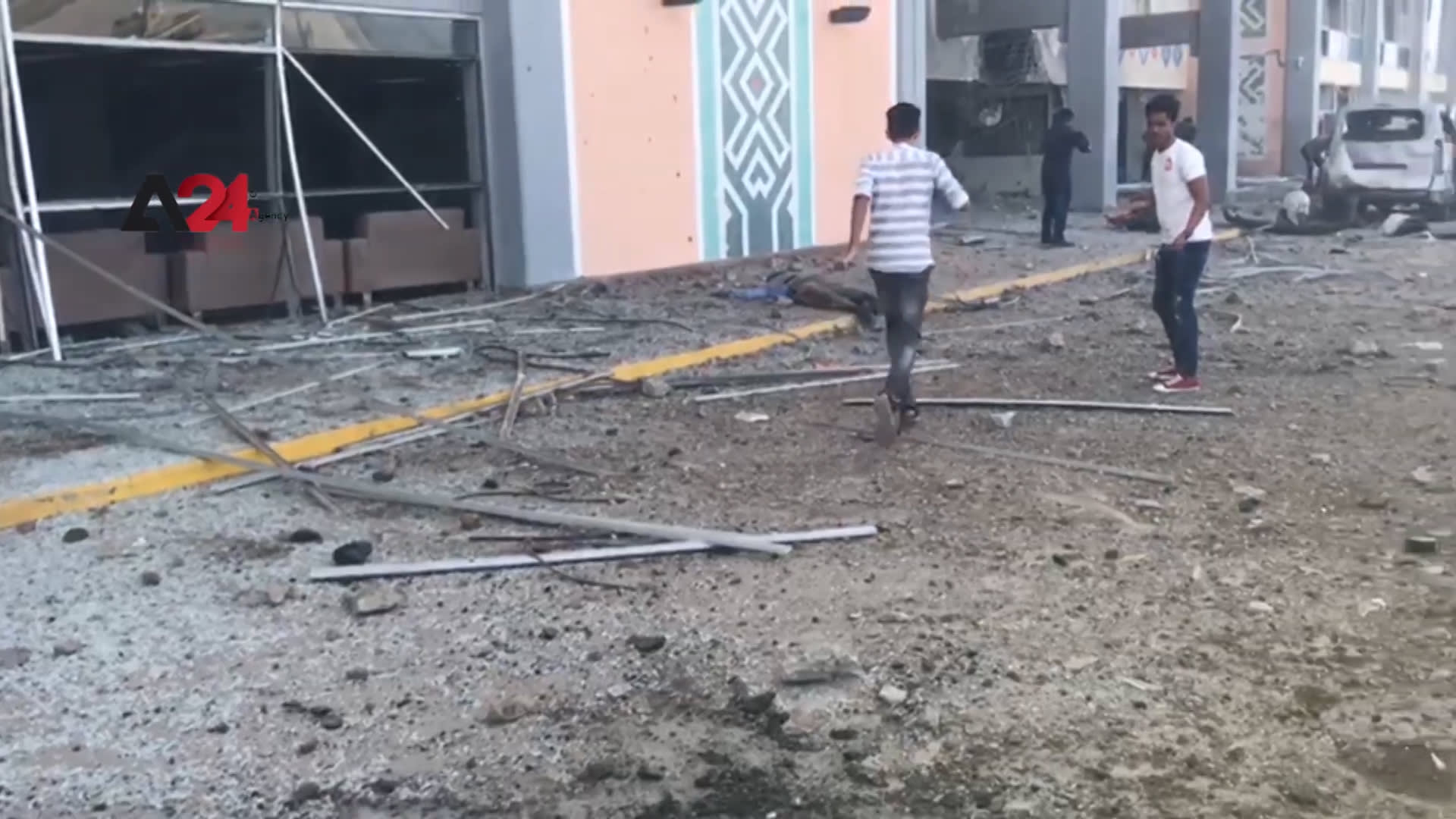 3 انفجارات تستهدف مطار عدن لحظة وصول وفد الحكومة الجديدة