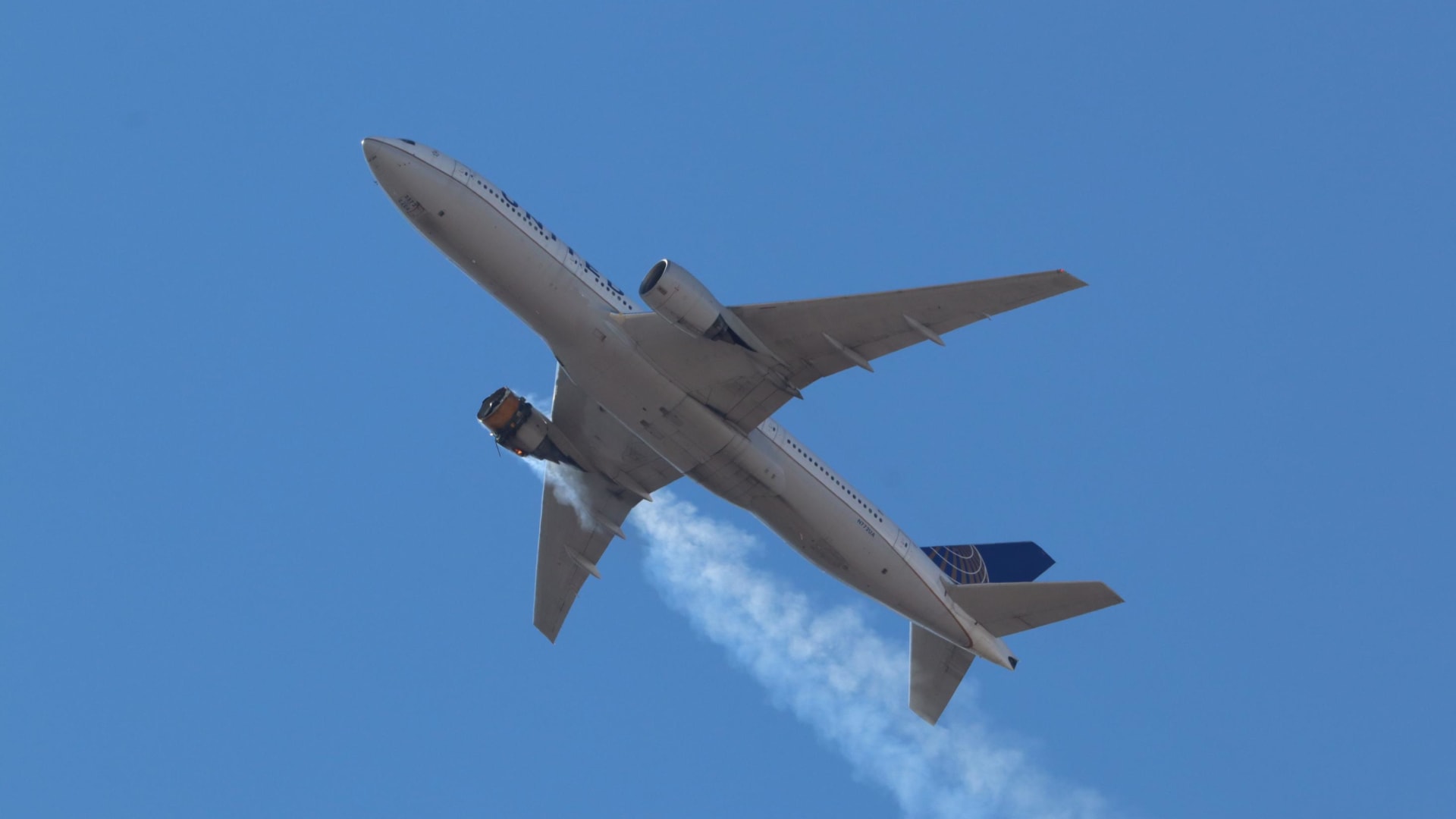 بعد عطل في أحد محركاتها.. "بوينغ" توصي تعليق طائرات 777 حول العالم