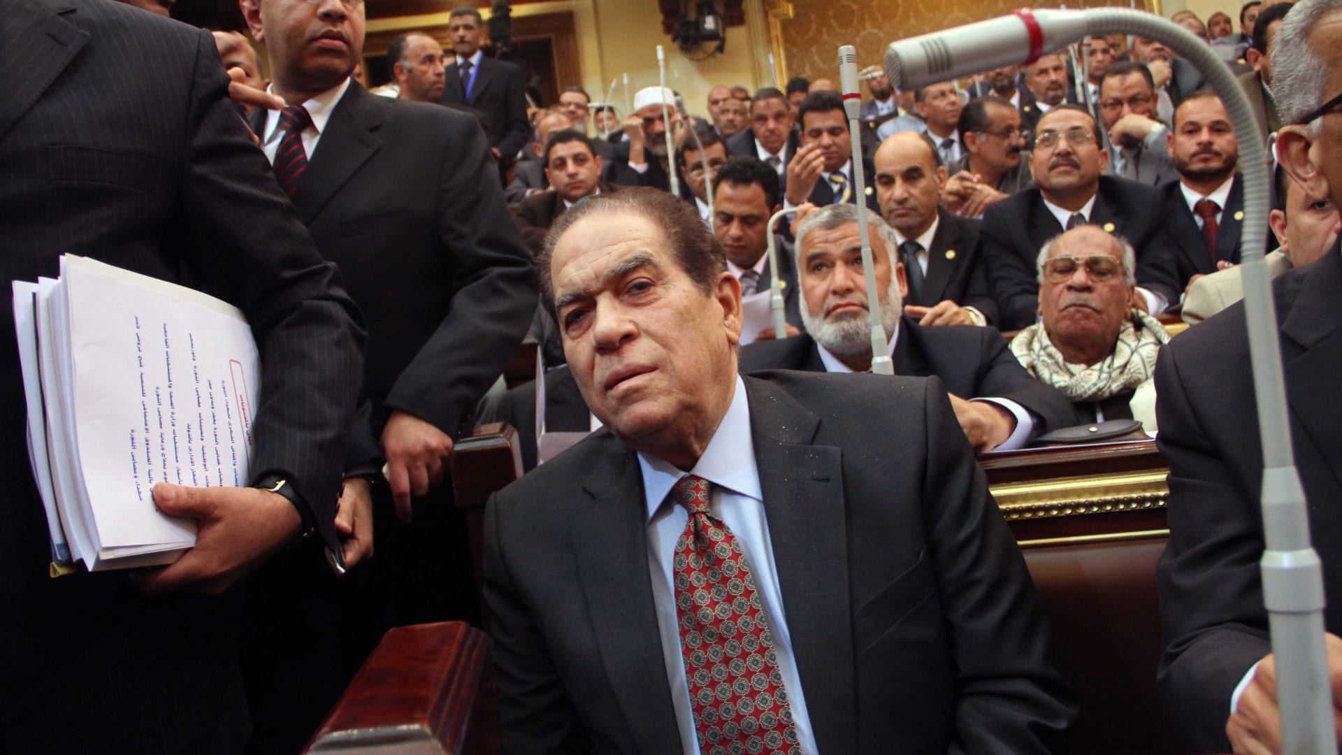 صورة أرشيفية للجنزوري بالبرلمان المصري العام 2012