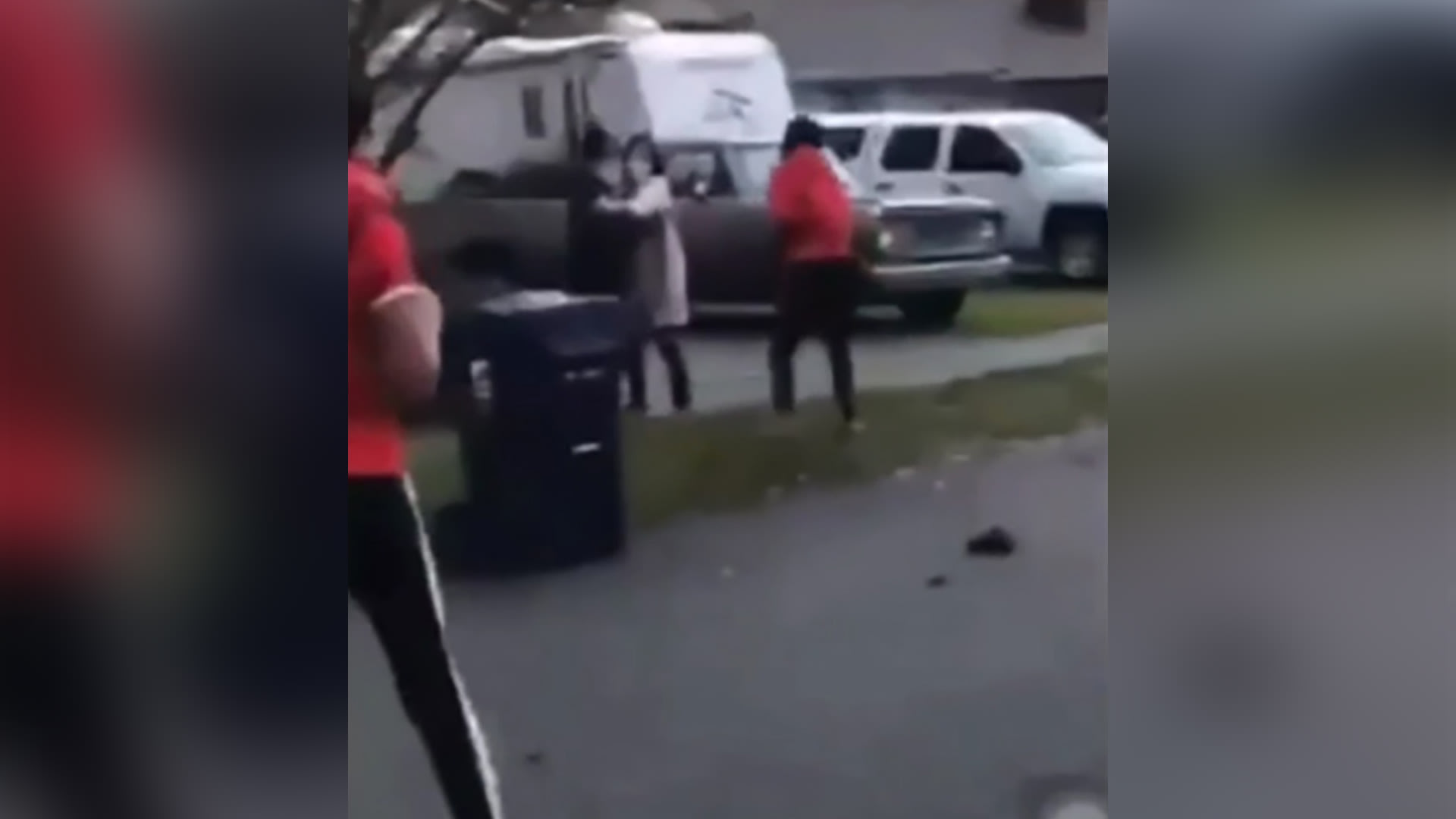فيديو يُظهر هجومًا على زوجين آسيويين في واشنطن.. وتعليق الزوج يفاجئ المهاجمين