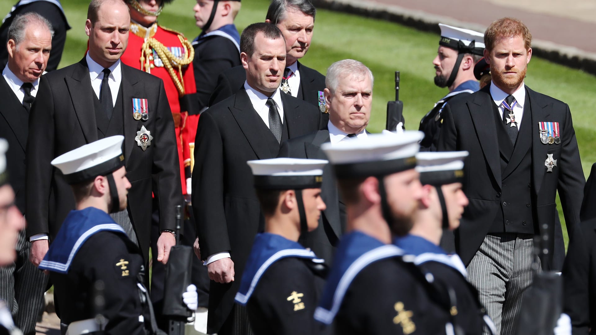 الأمير هاري يسير في جنازة الأمير فيليب.. ويجلس بعيدًا عن دوق كامبريدج 