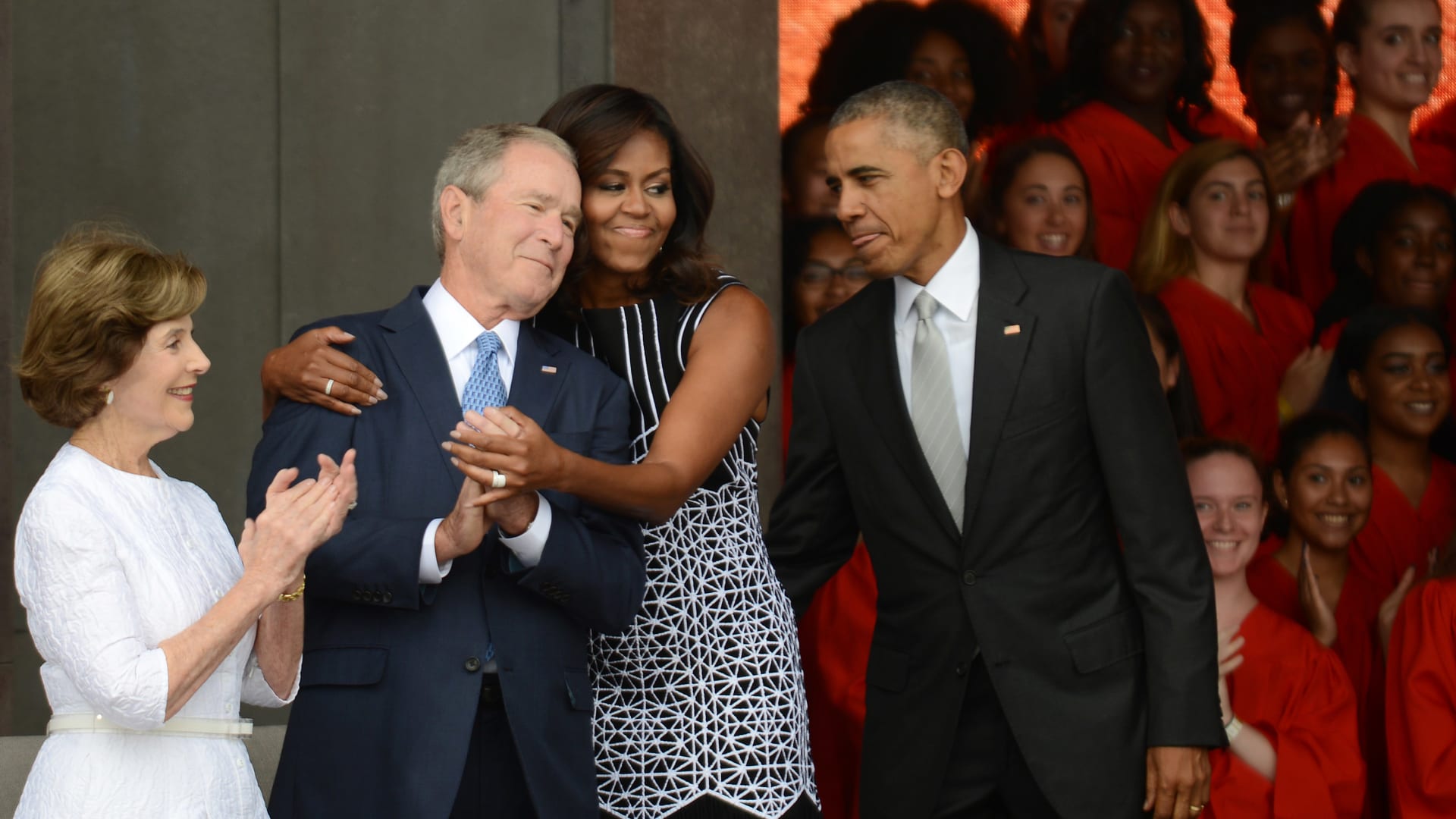 جورج بوش وميشيل أوباما (وسط الصورة) 