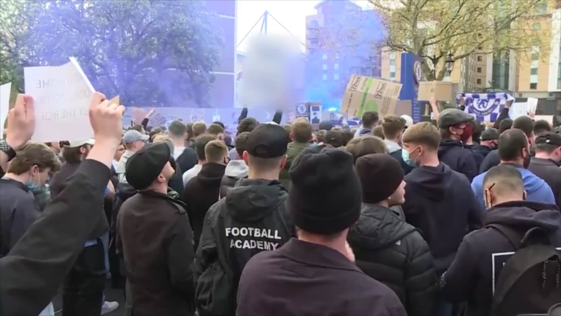 مظاهرات حاشدة خارج ملعب تشيلسي "ستامفورد بريدج" على دوري السوبر