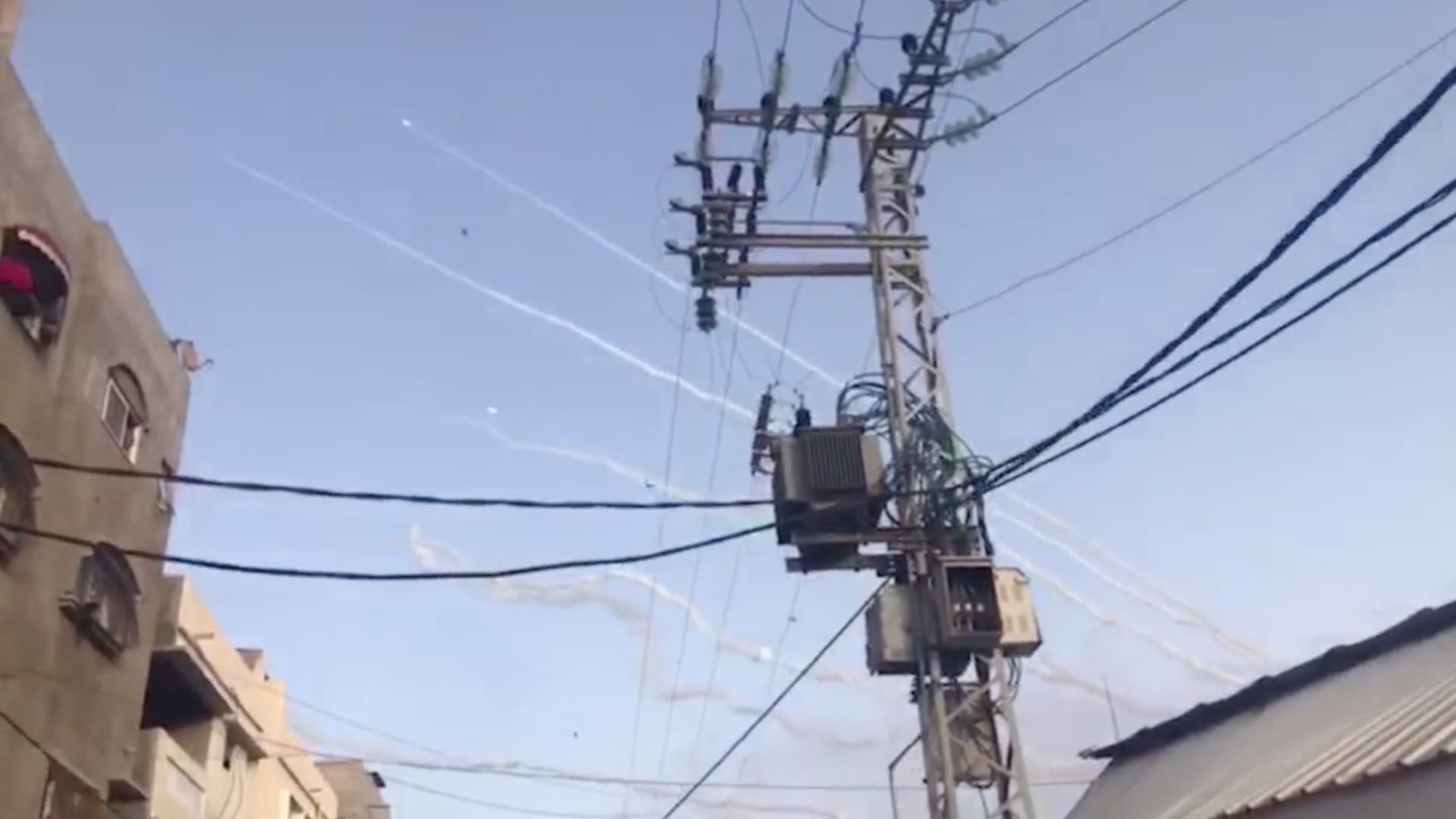 شاهد وابل الصواريخ التي تم إطلاقها من قطاع غزة باتجاه إسرائيل