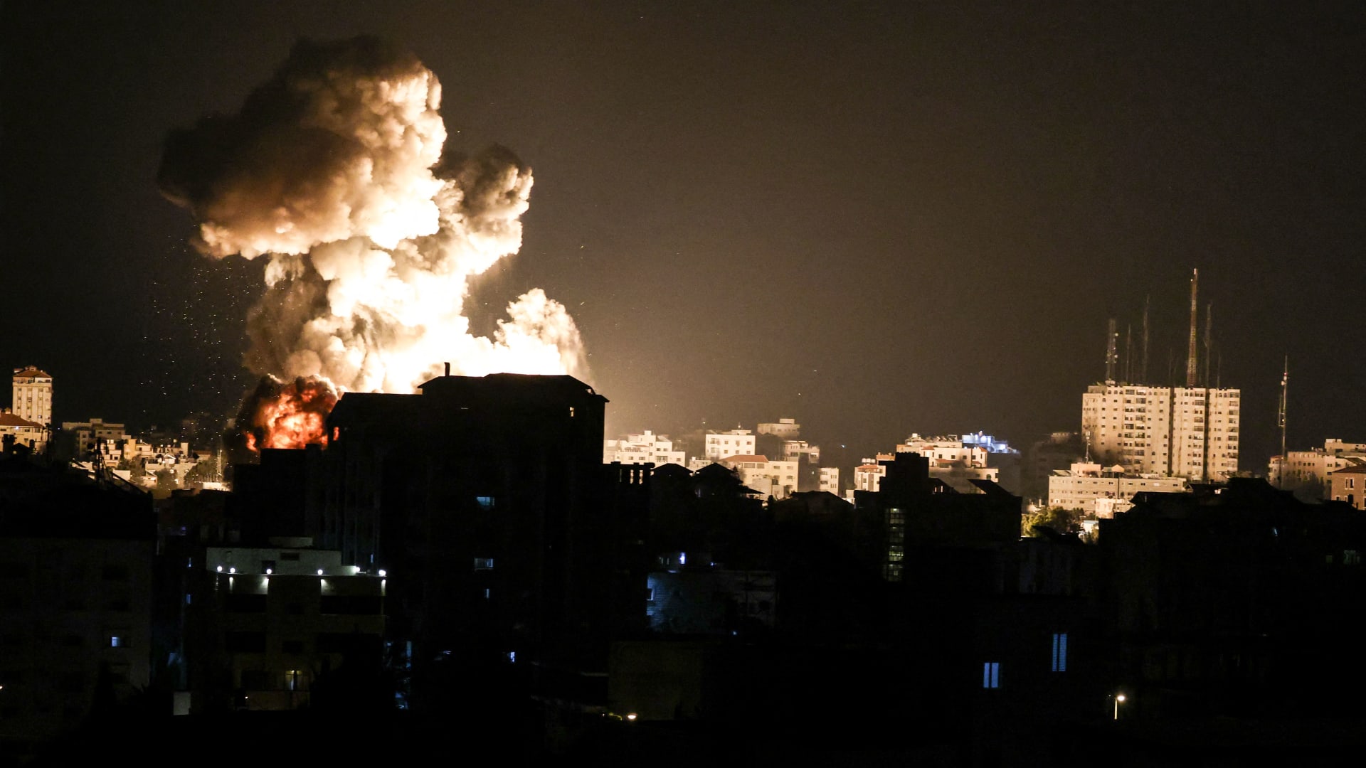 تصاعد أعمدة الدخان في غزة بعد غارة إسرائيلية، الاربعاء