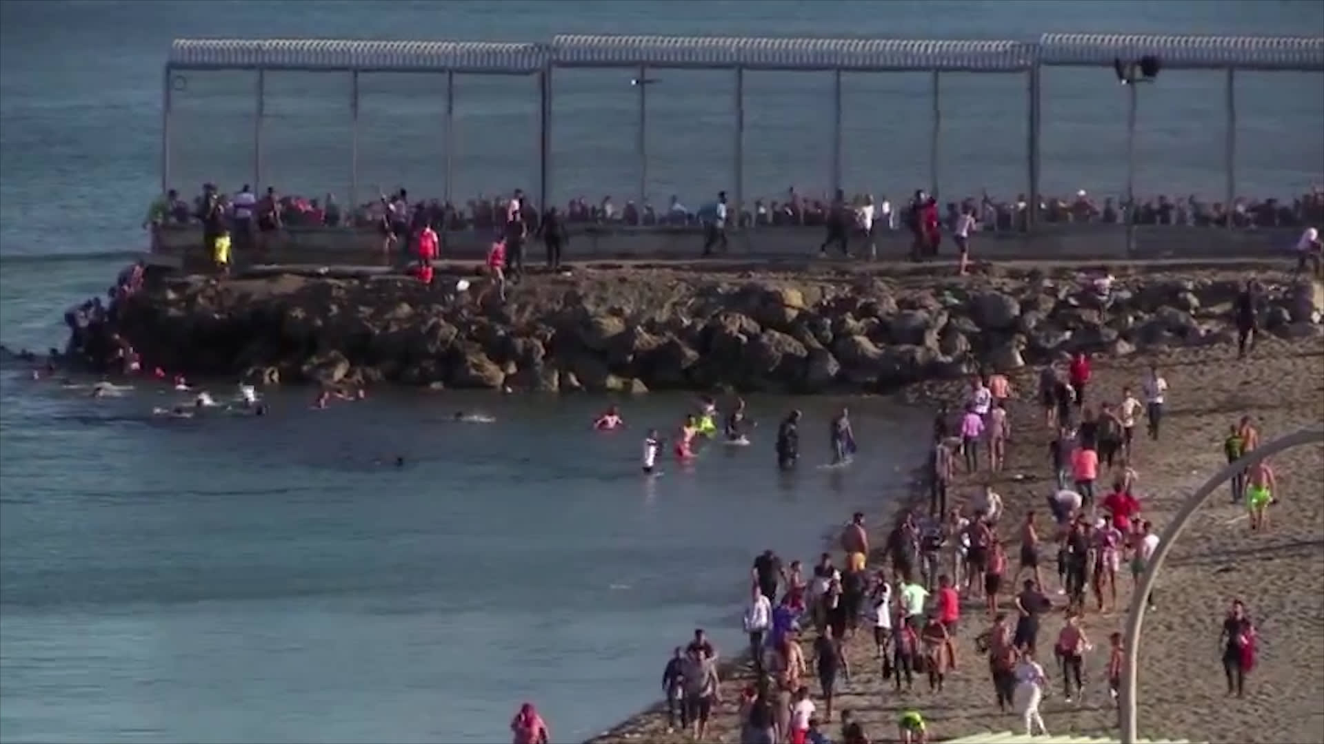 5000 مهاجر غير شرعي يسبحون من المغرب إلى جيب سبتة الإسباني