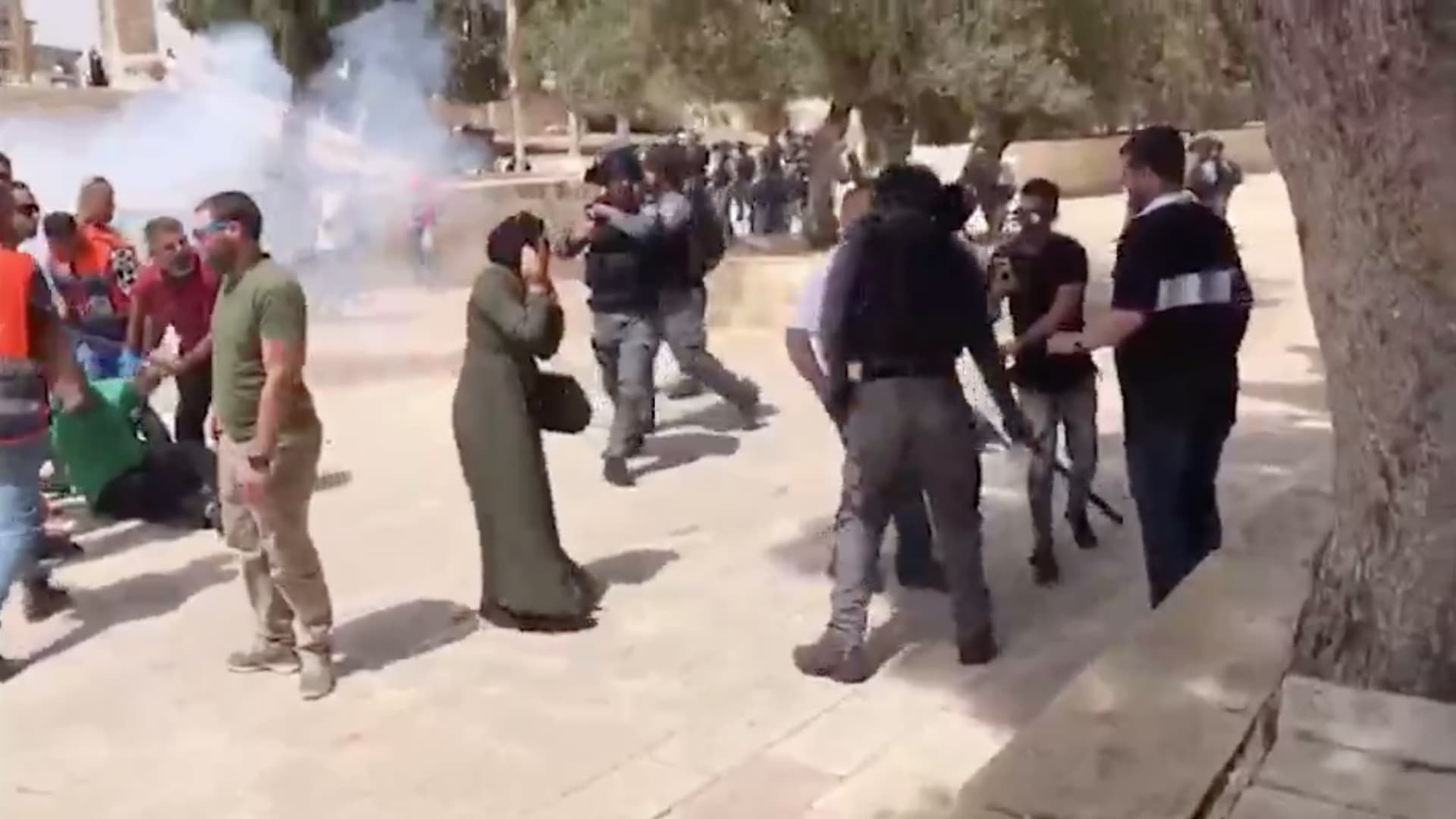 إصابة 20 شخصًا في اشتباكات وسط احتفالات الفلسطينيين بالهدنة في المسجد الأقصى