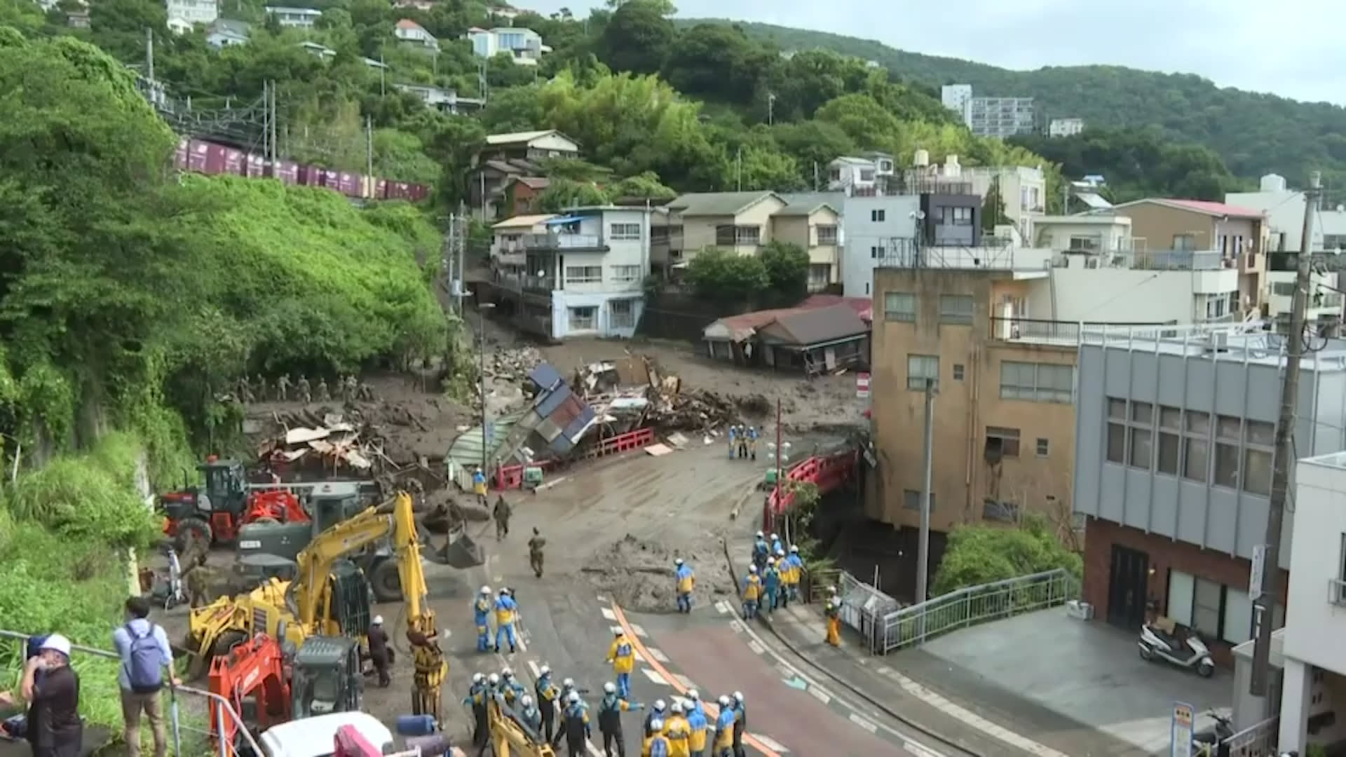 تواصل جهود الإنقاذ من الانهيارات الأرضية في اليابان
