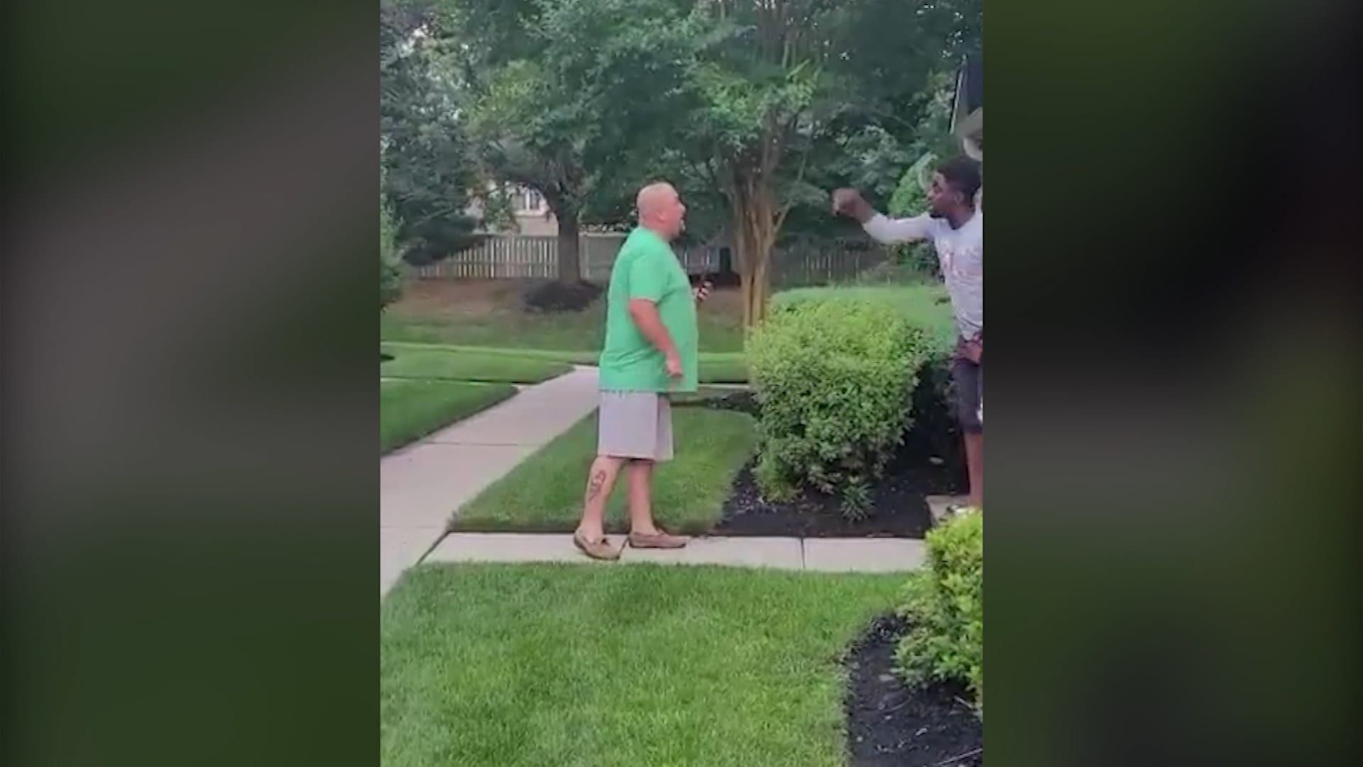 شاهد.. اعتقال رجل أمريكي بعد تداول فيديو عنصري له