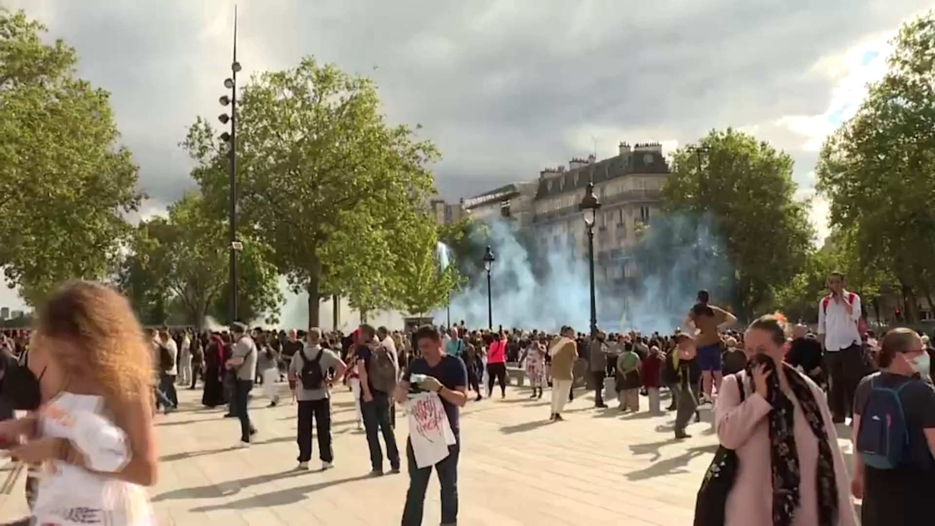احتجاجات باريس ضد تصريح صحي.. والشرطة تستخدم الغاز المسيل للدموع لتفريقها