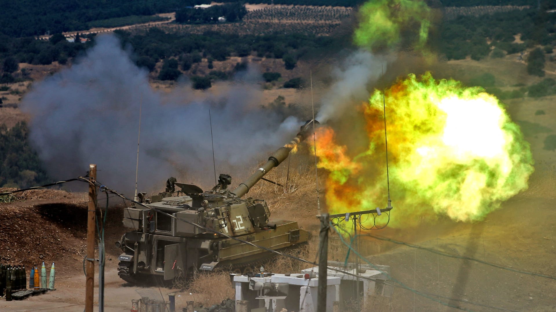 مدفعية إسرائيلية ترد بقصف أهداف بعد إطلاق القذائف من لبنان صوب إسرائيل 