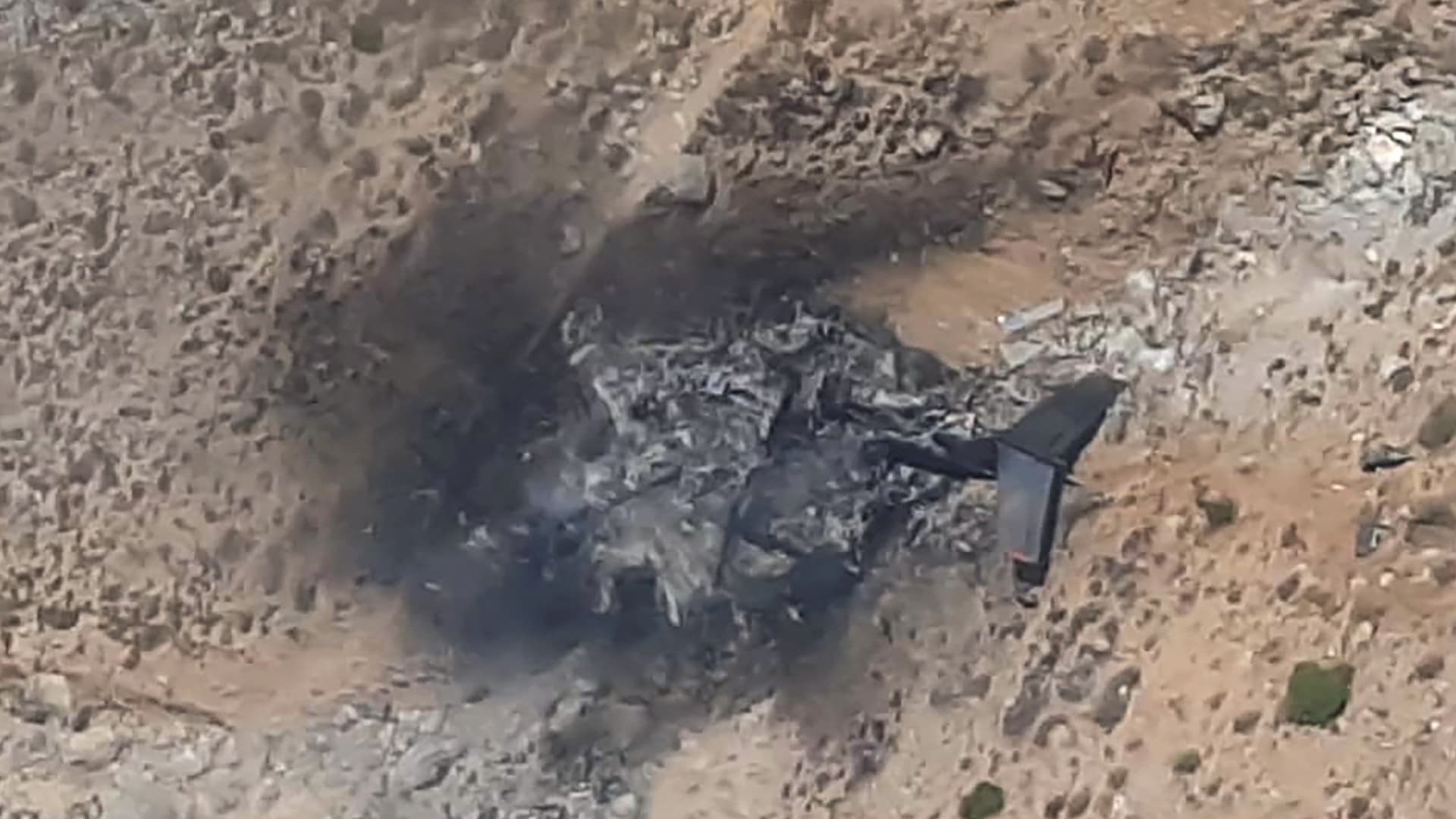 تُظهر هذه الصورة الملتقطة بالفيديو التي التقطتها وكالة الأنباء التركية DHA ونشرتها في 14 أغسطس 2021 منظرًا عامًا لحطام طائرة روسية  في كهرمانماراس، جنوب تركيا