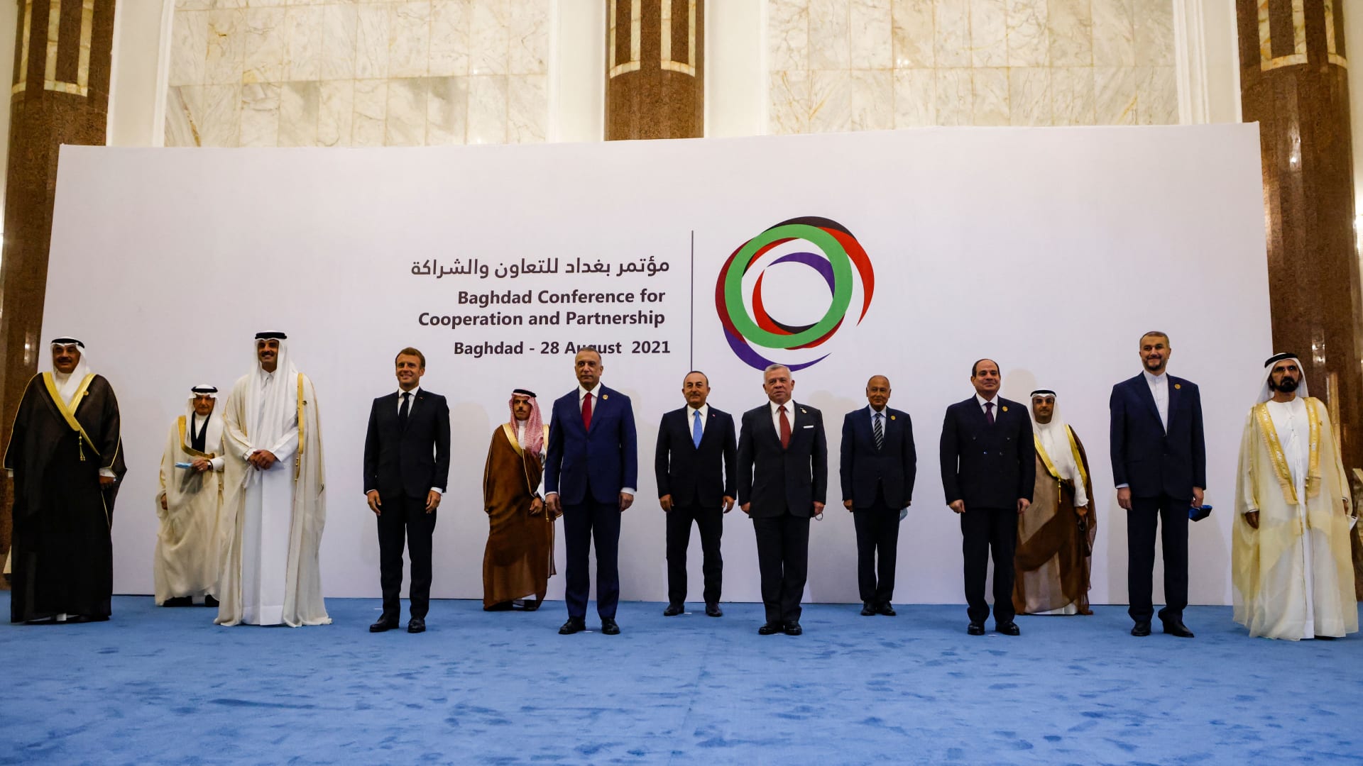 صورة جماعية لقادة دول الجوار والصديقة للعراق خلال قمة مؤتمر بغداد