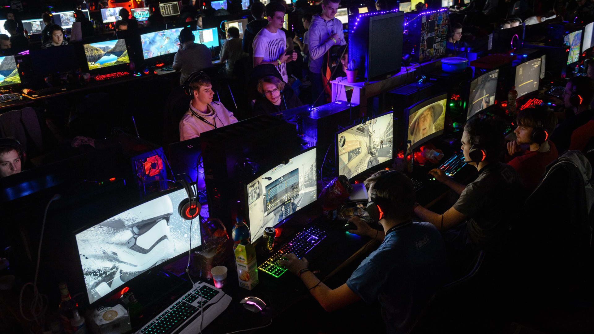 الصين تحارب ألعاب الفيديو بقيود ومعسكرات.. هل تسبب الإدمان حقًا؟