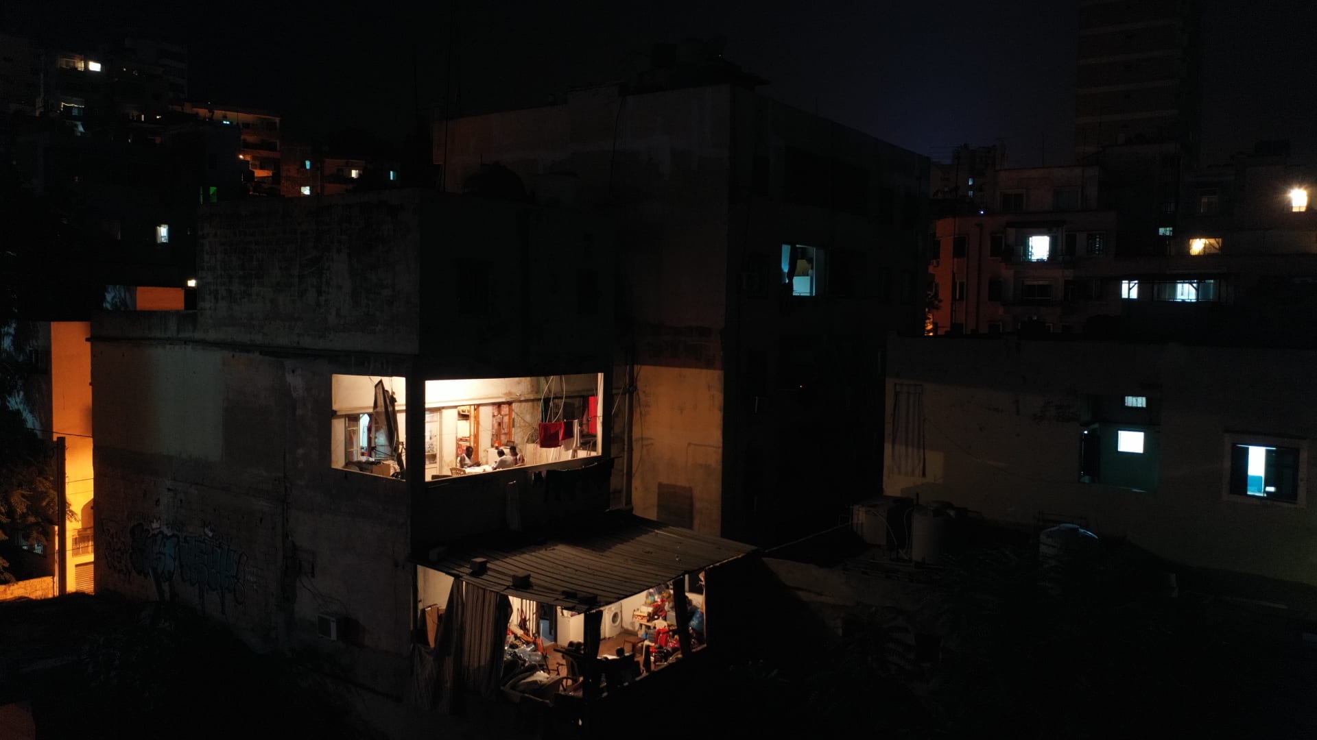 شقة واحدة مضاءة في برج سكني أثناء انقطاع الكهرباء، في 2 أغسطس 2021 في بيروت، لبنان.
